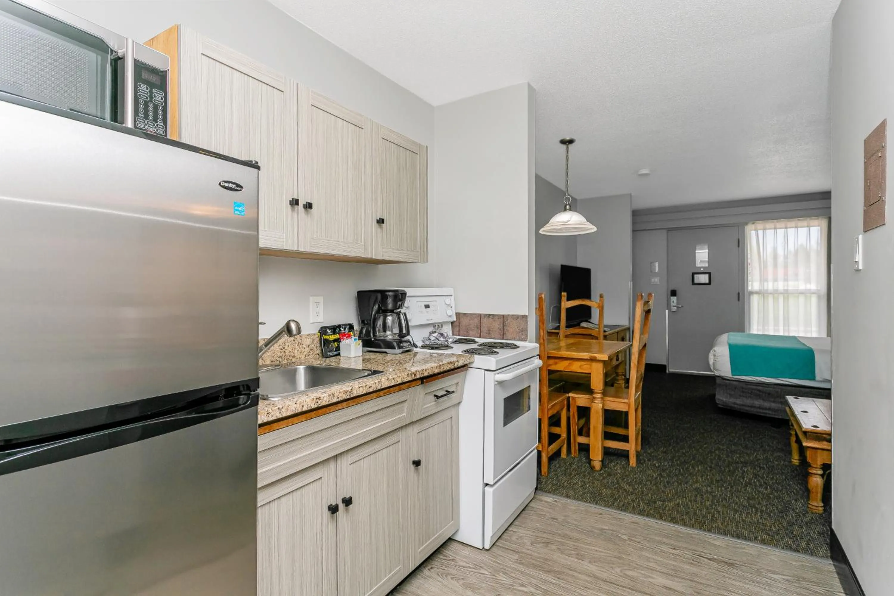 Kitchen or kitchenette in Tonquin Inn