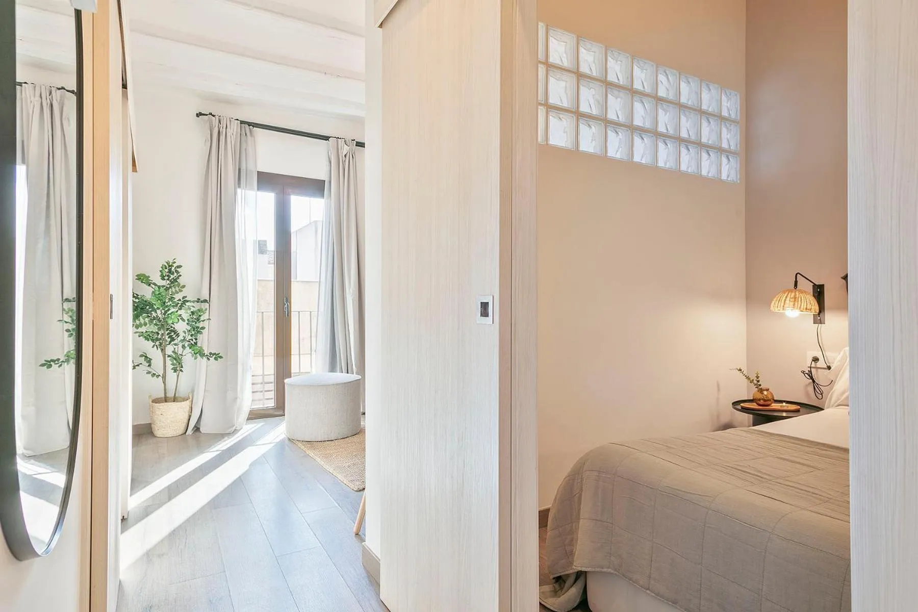 Photo of the whole room, Bed in Citytrip Palau de la Música