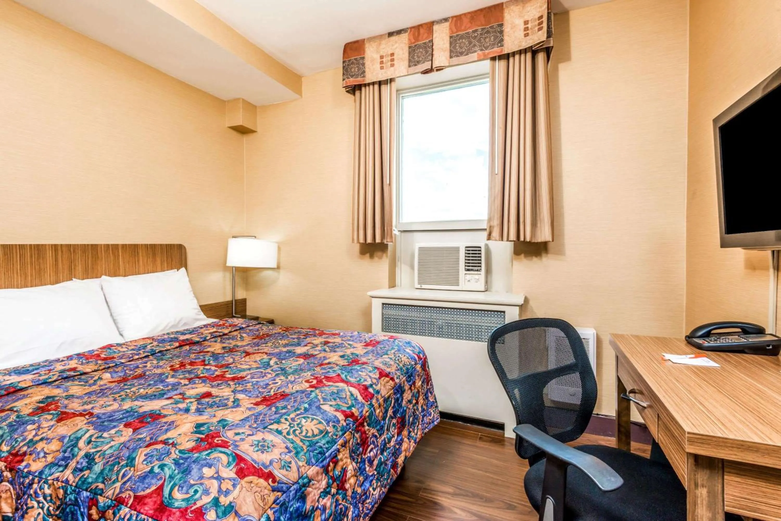 Photo of the whole room in Howard Johnson by Wyndham Toronto Downtown West