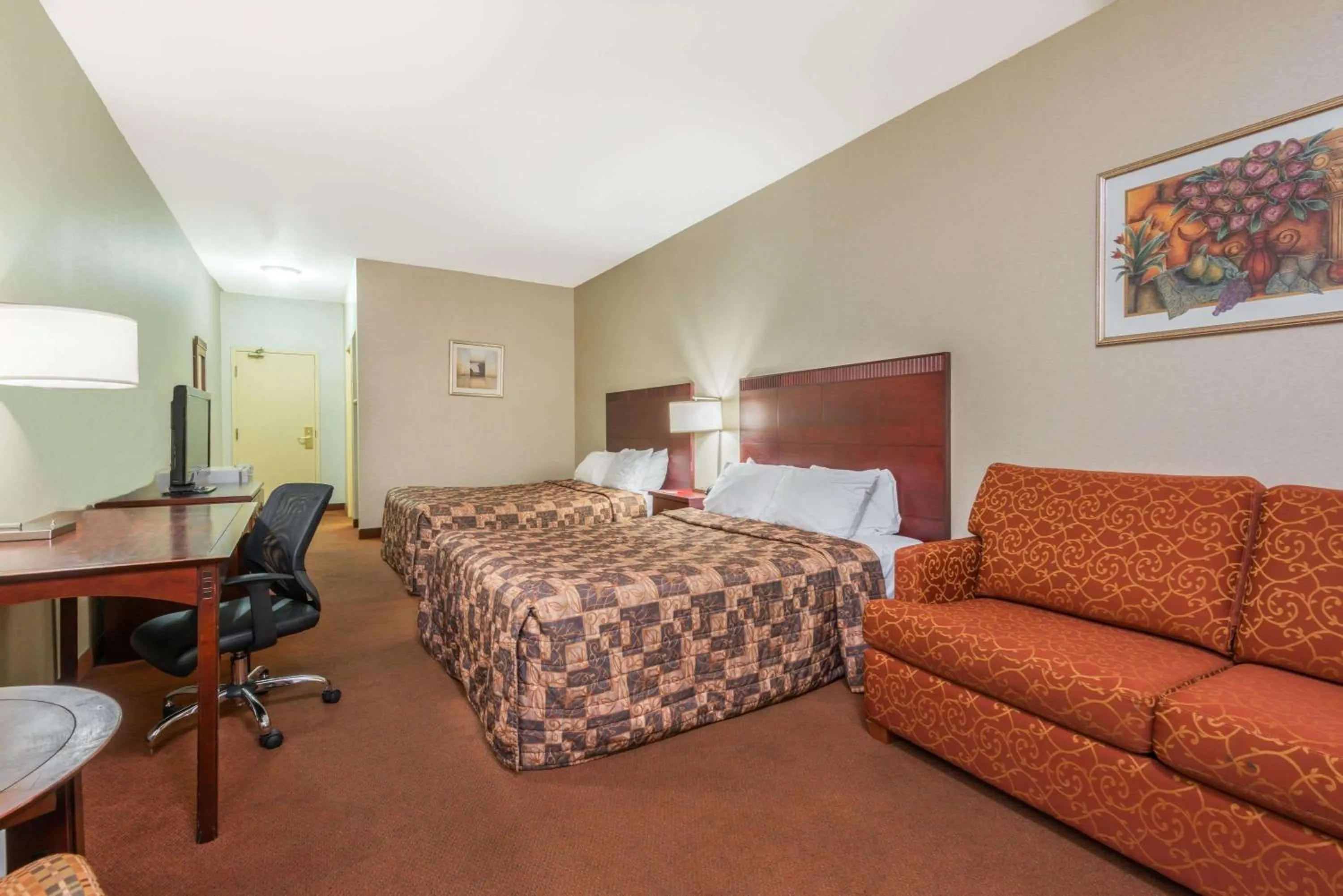 Photo of the whole room in Howard Johnson by Wyndham Toronto Downtown West