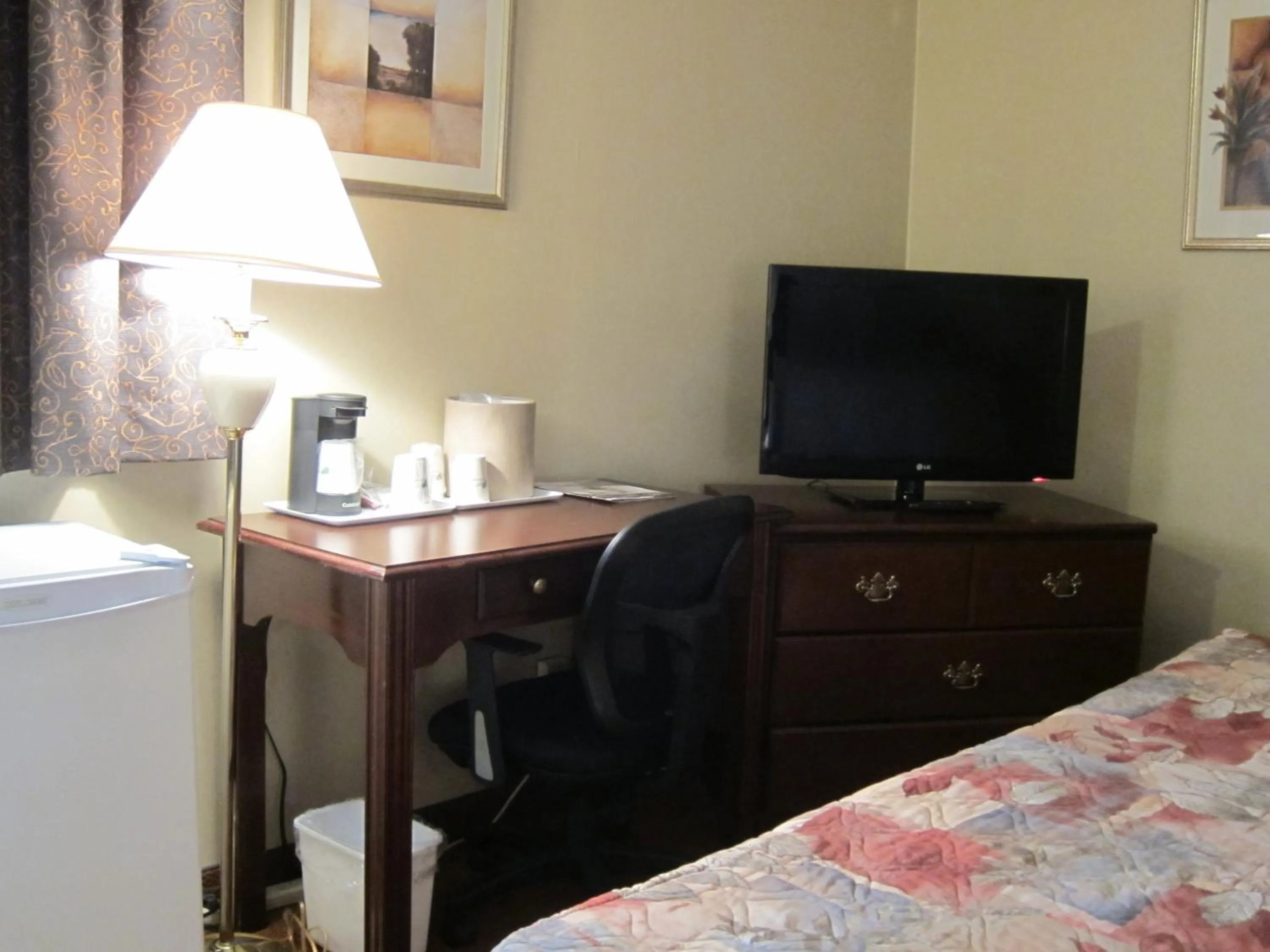 TV and multimedia in Howard Johnson by Wyndham Toronto Downtown West