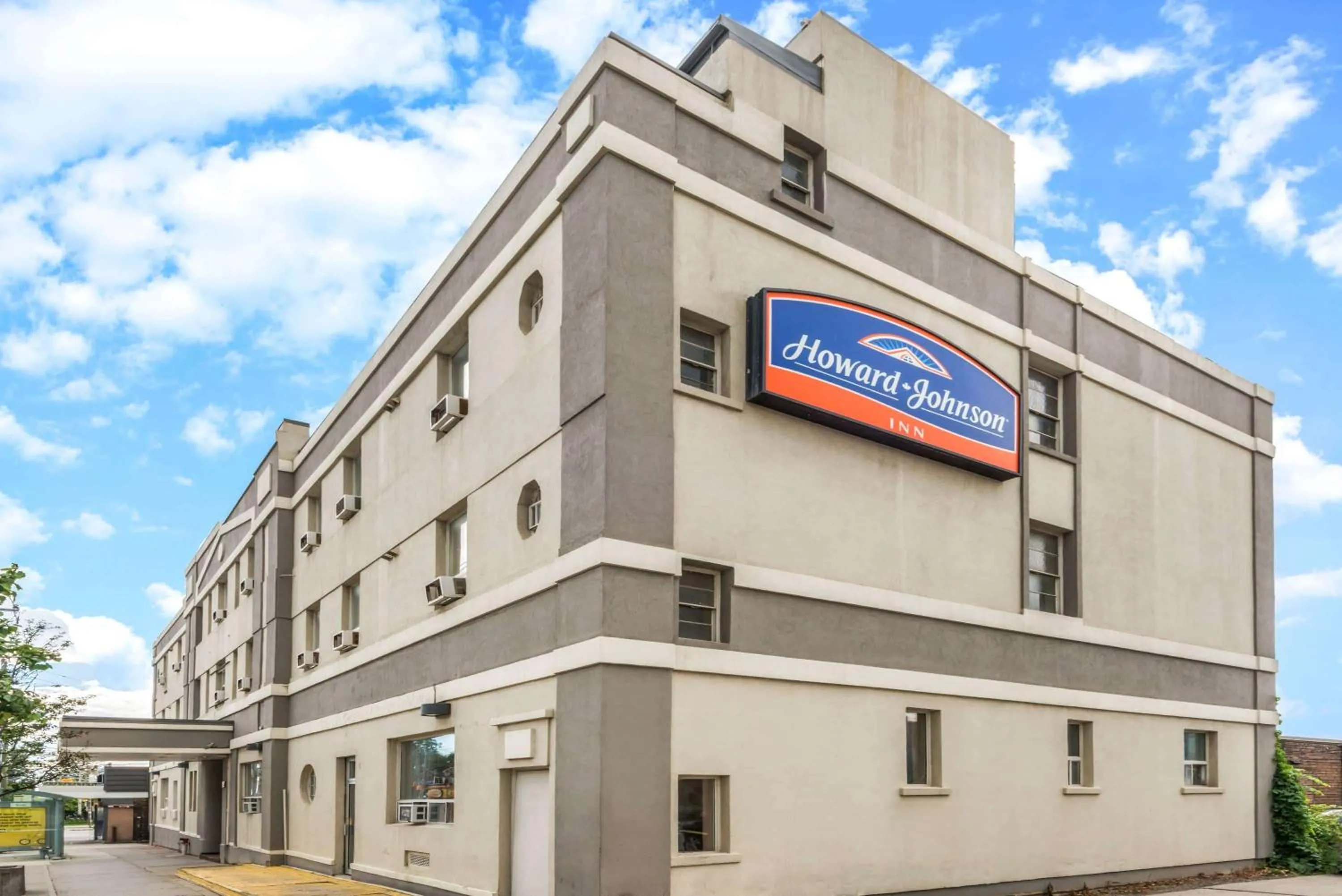 Property building in Howard Johnson by Wyndham Toronto Downtown West