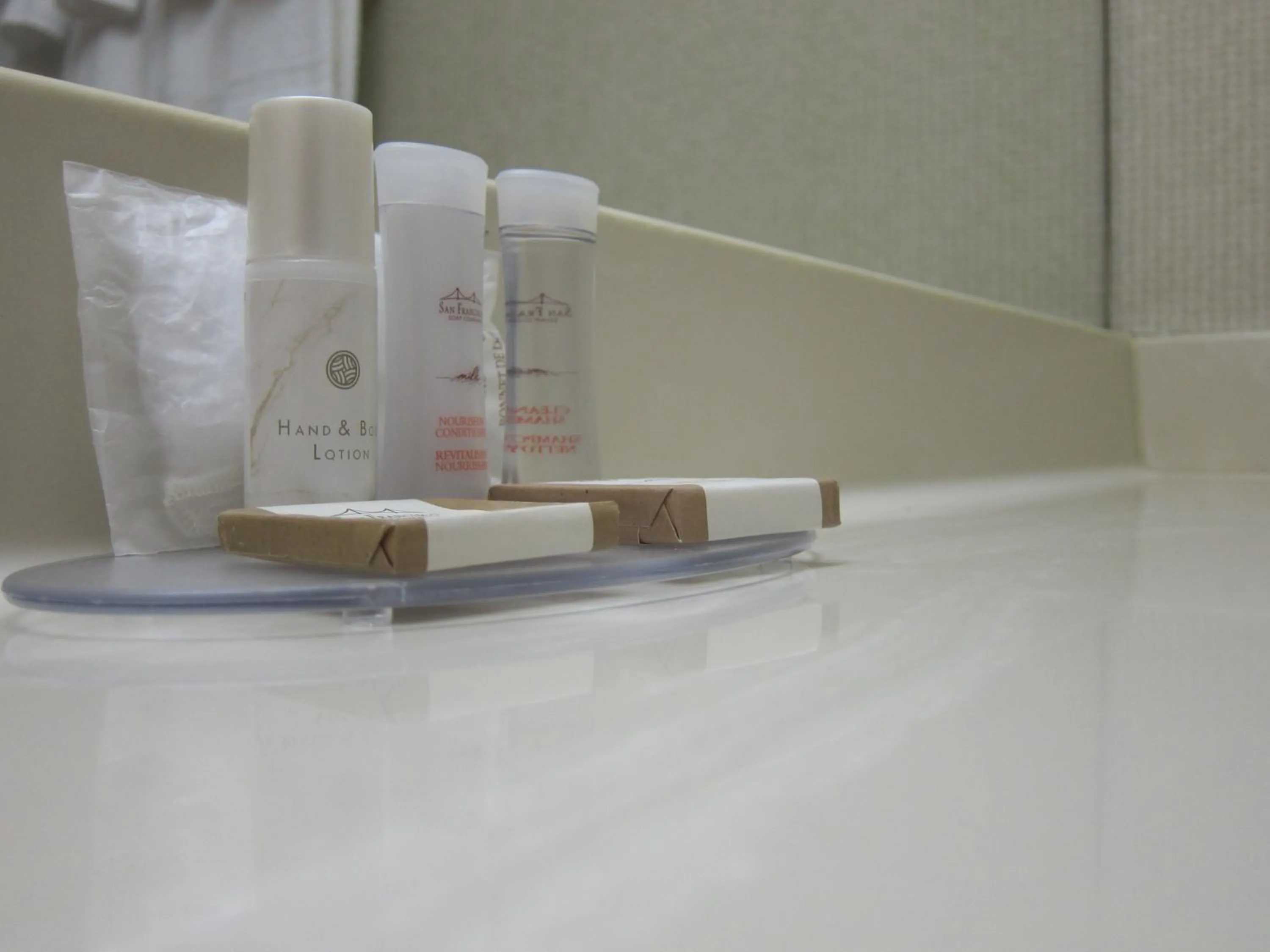 Bathroom in Howard Johnson by Wyndham Toronto Downtown West