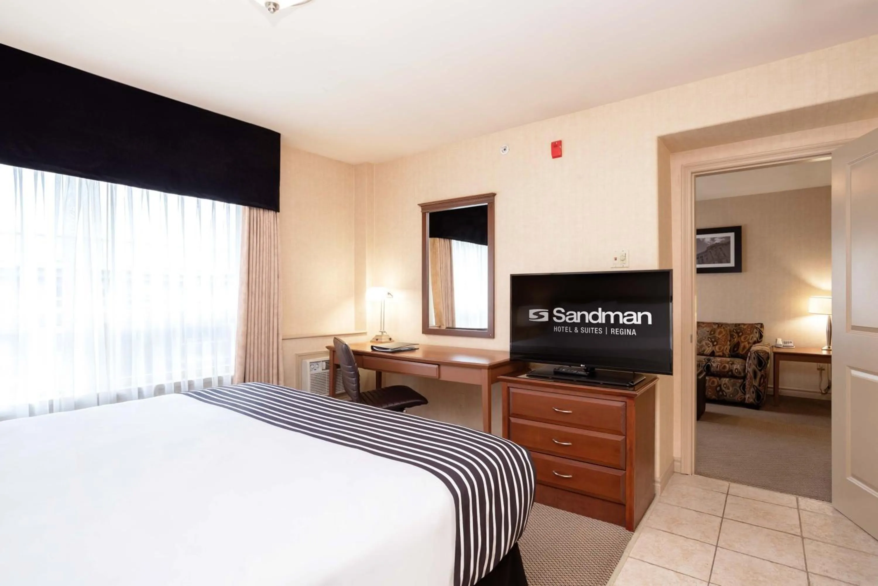 Photo of the whole room, Bed in Sandman Hotel & Suites Regina