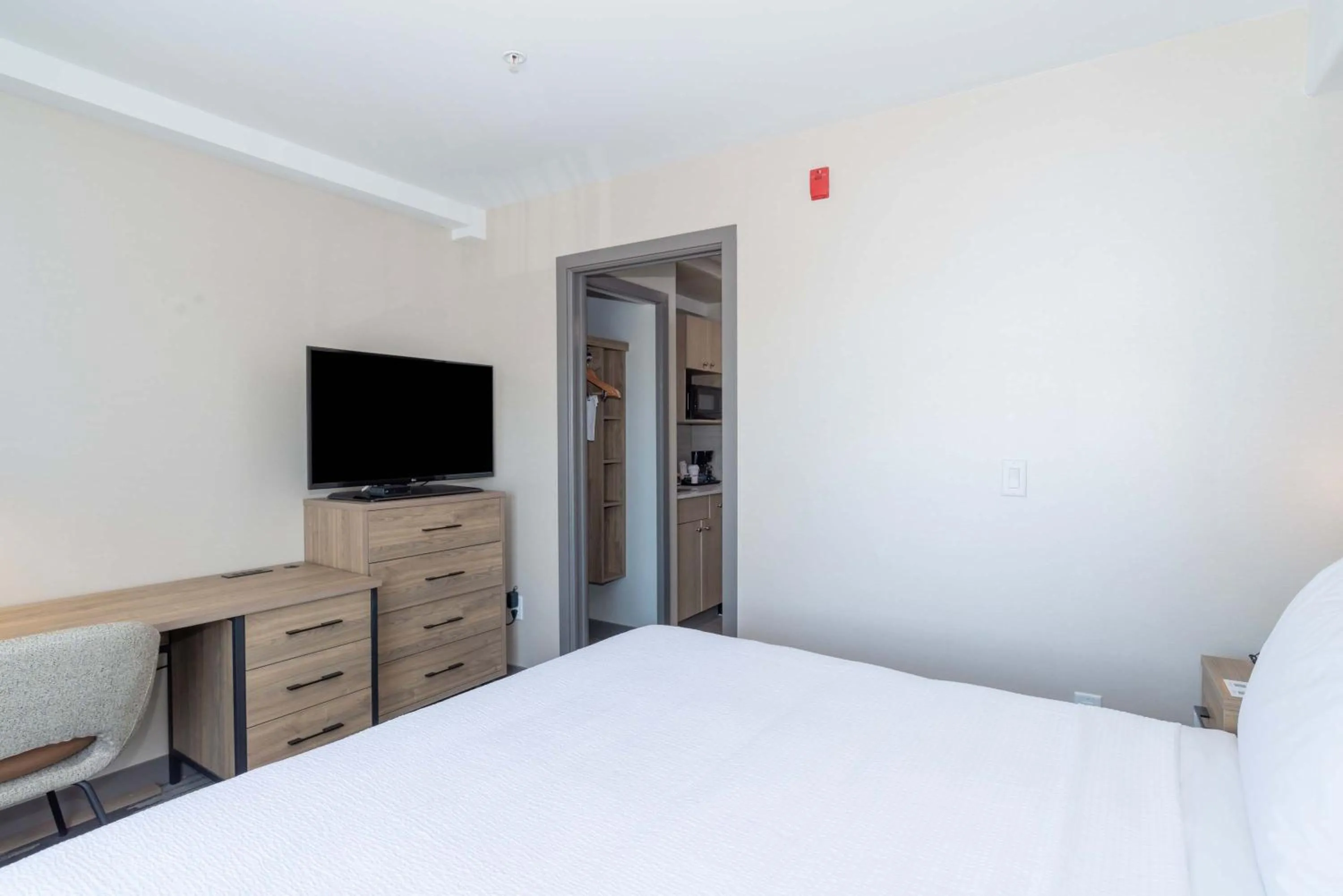 Photo of the whole room, Bed in Sandman Hotel & Suites Regina