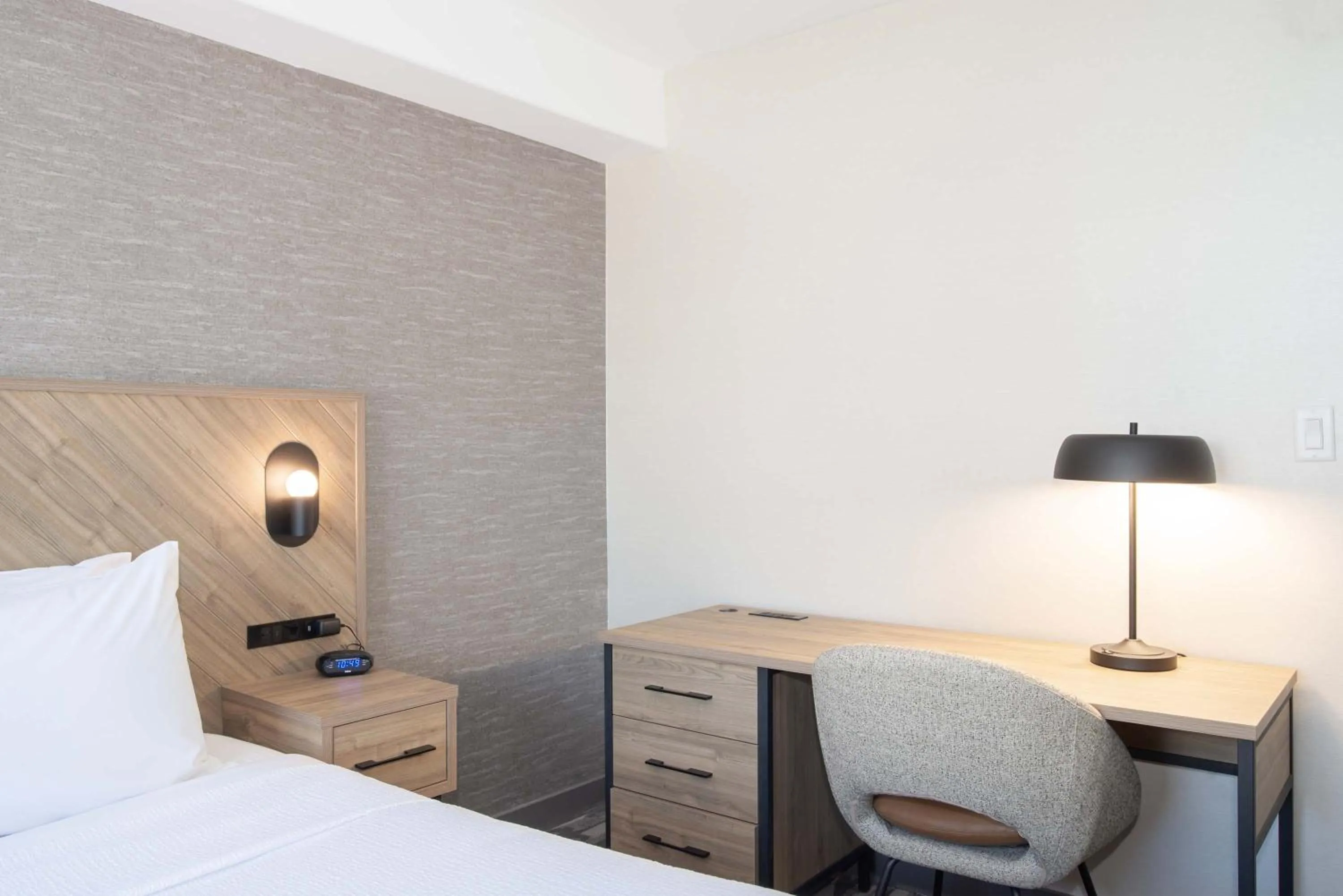 Photo of the whole room, Bed in Sandman Hotel & Suites Regina