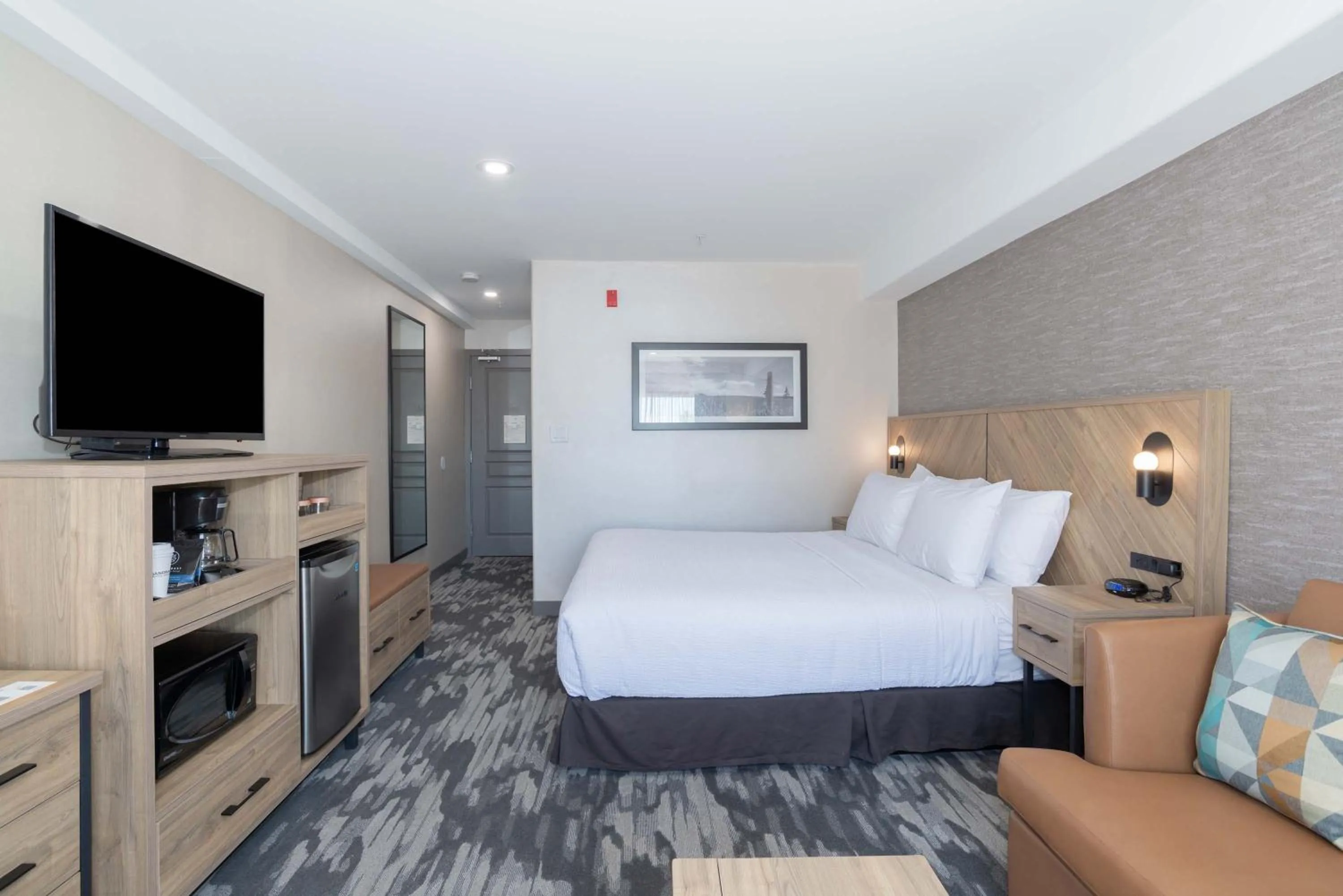 Photo of the whole room, Bed in Sandman Hotel & Suites Regina