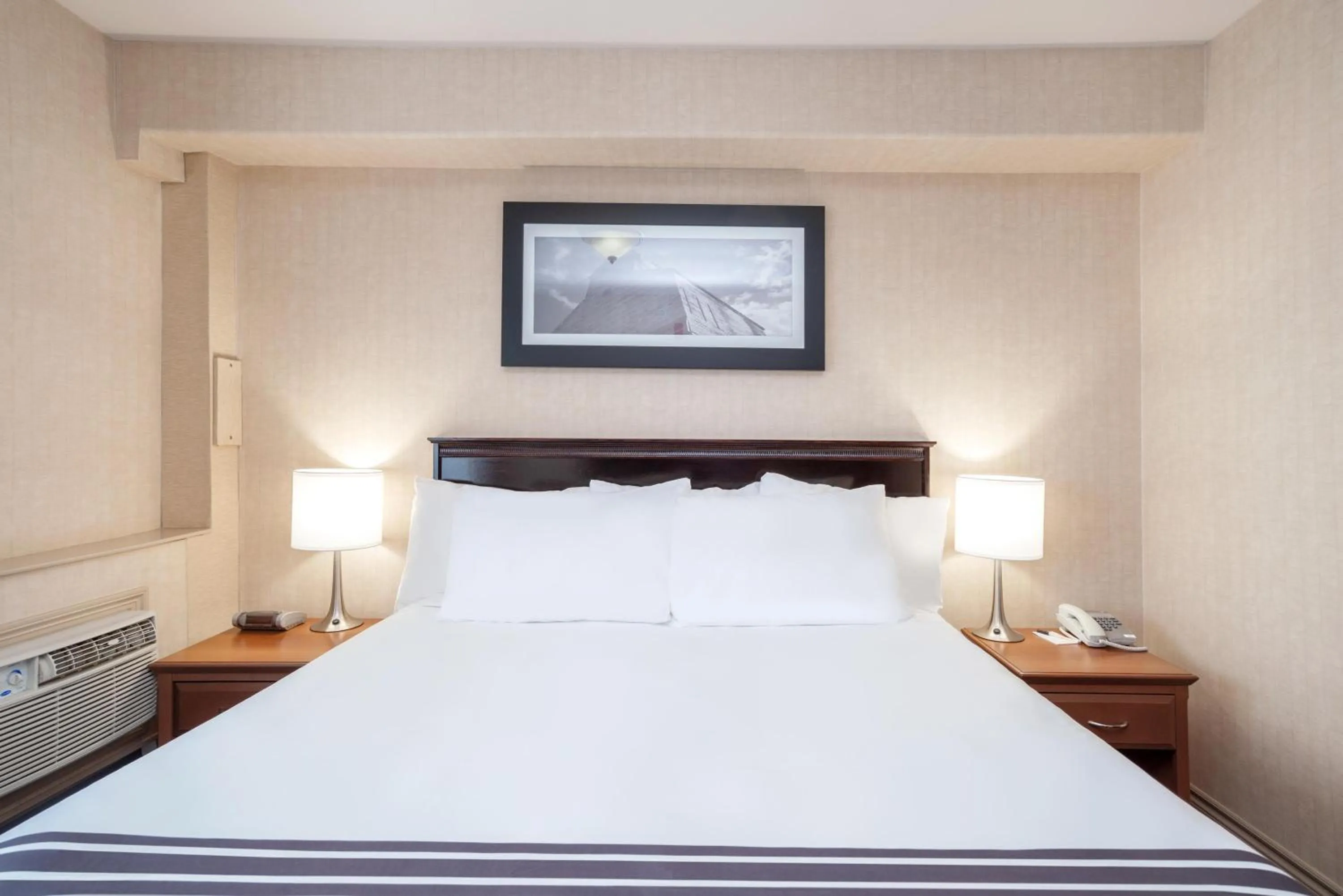 Photo of the whole room, Bed in Sandman Hotel & Suites Regina