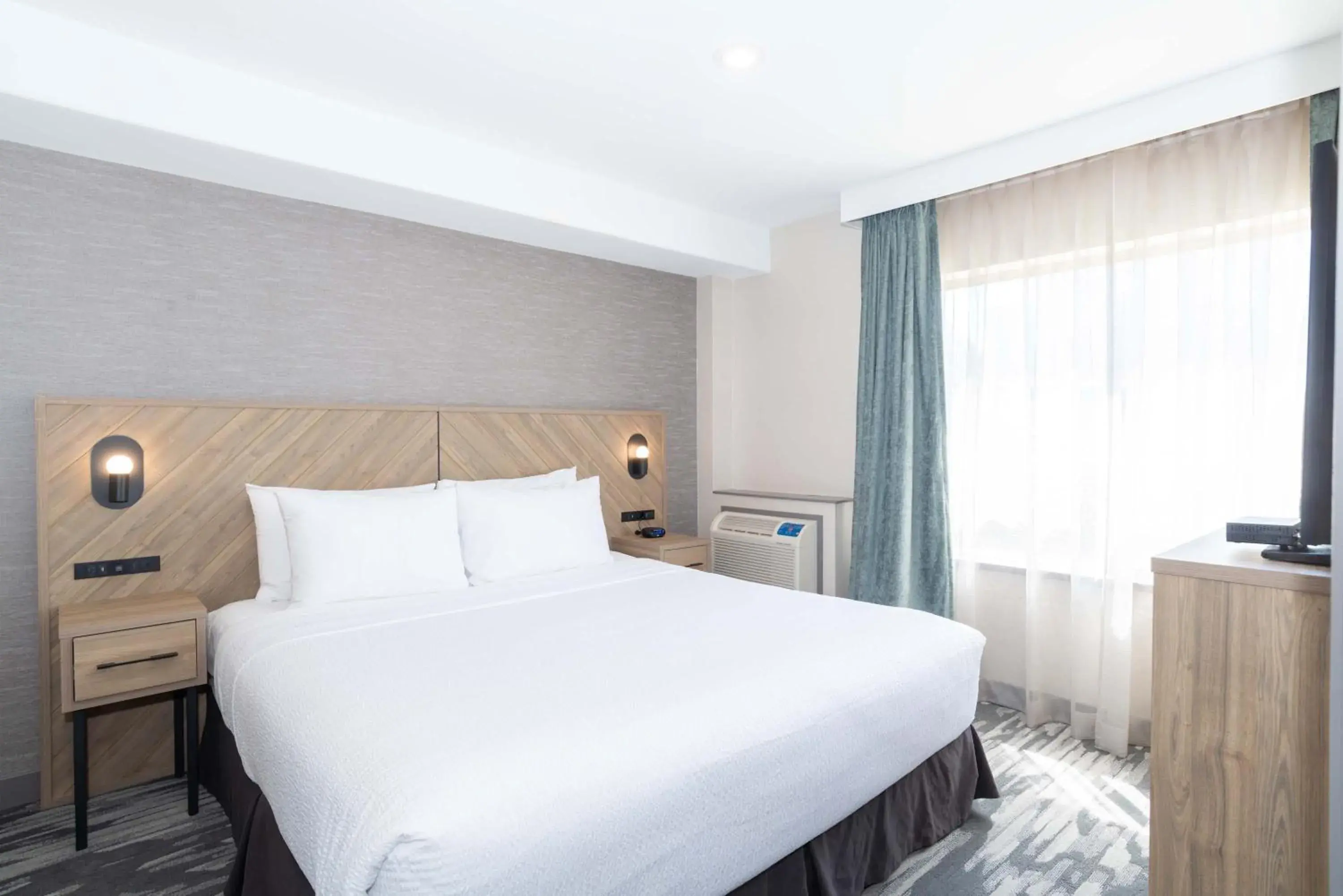 Deluxe Suite, 1 King, Sofa Bed, Kitchenette in Sandman Hotel & Suites Regina Deluxe Suite, 1 King, Sofa Bed, Kitchenette in Sandman Hotel & Suites Regina