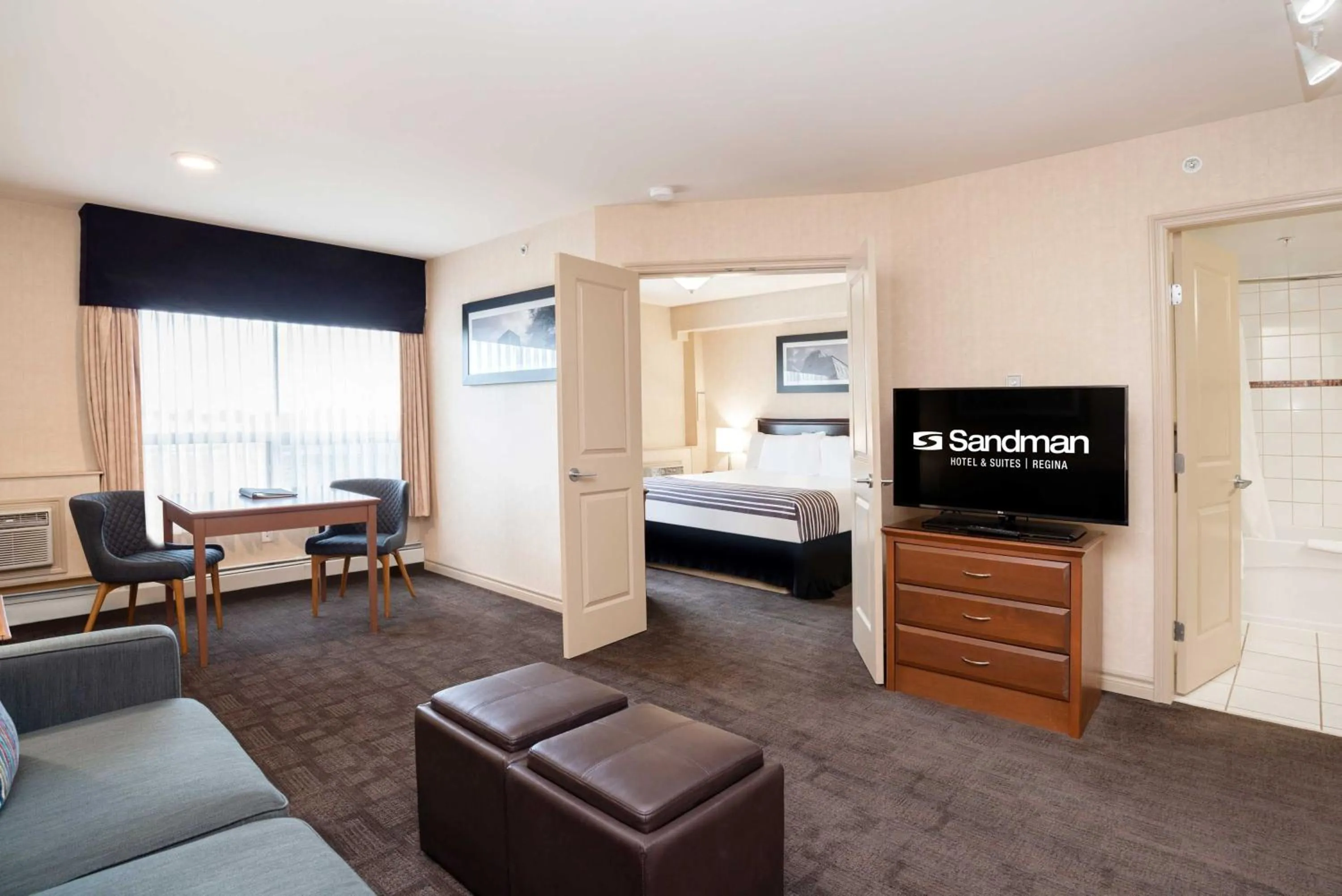 Photo of the whole room, Bed in Sandman Hotel & Suites Regina