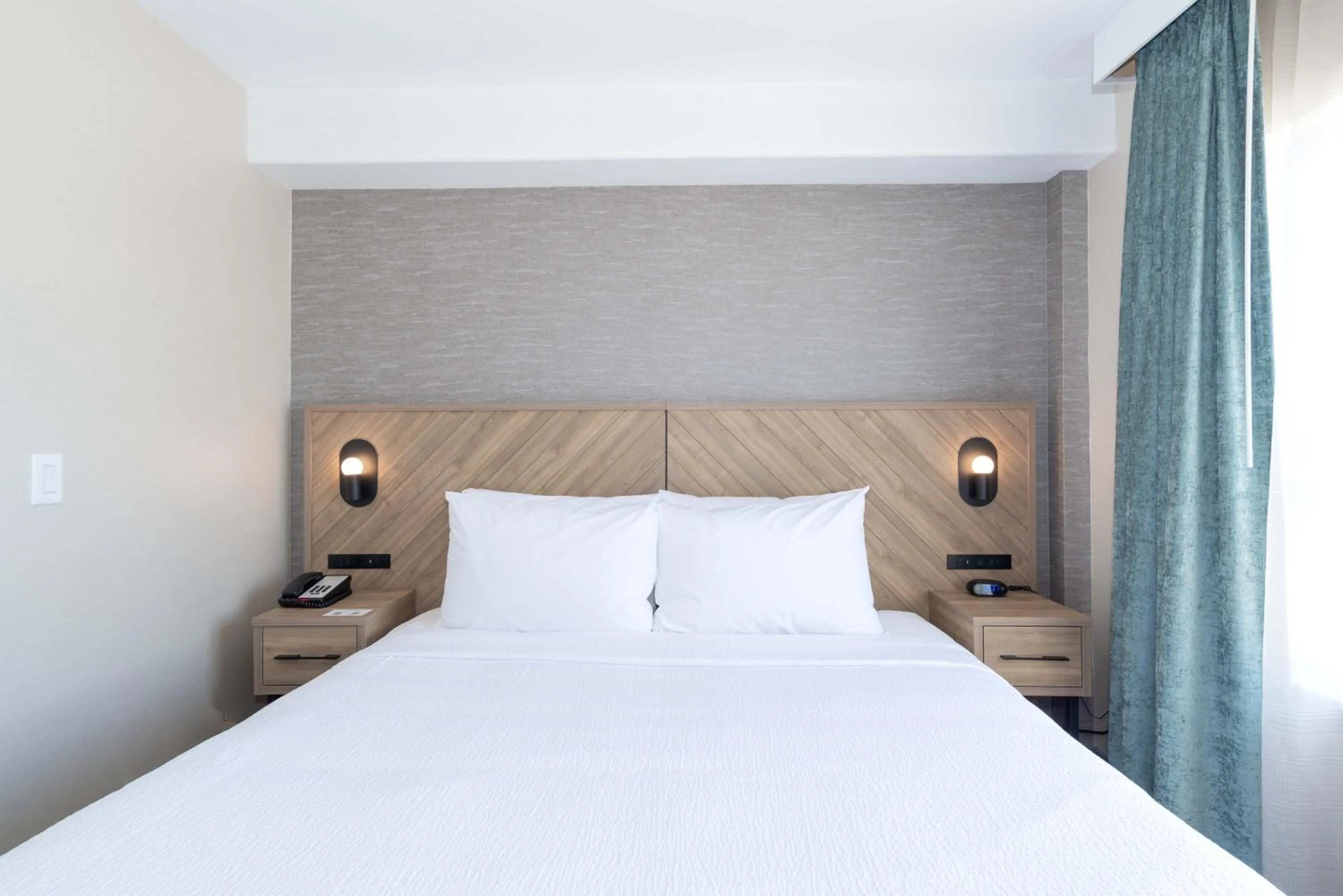 Photo of the whole room, Bed in Sandman Hotel & Suites Regina