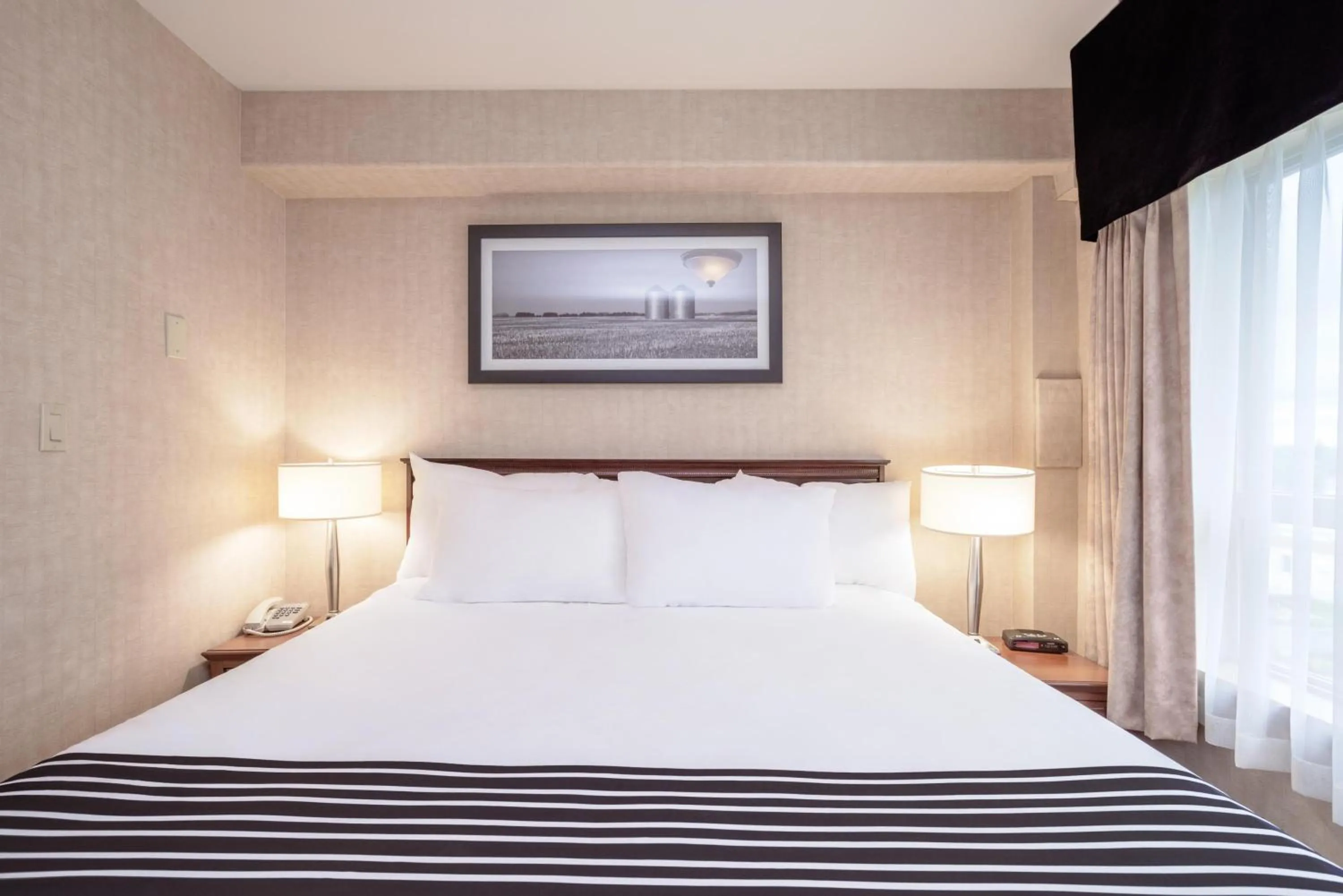 Photo of the whole room, Bed in Sandman Hotel & Suites Regina