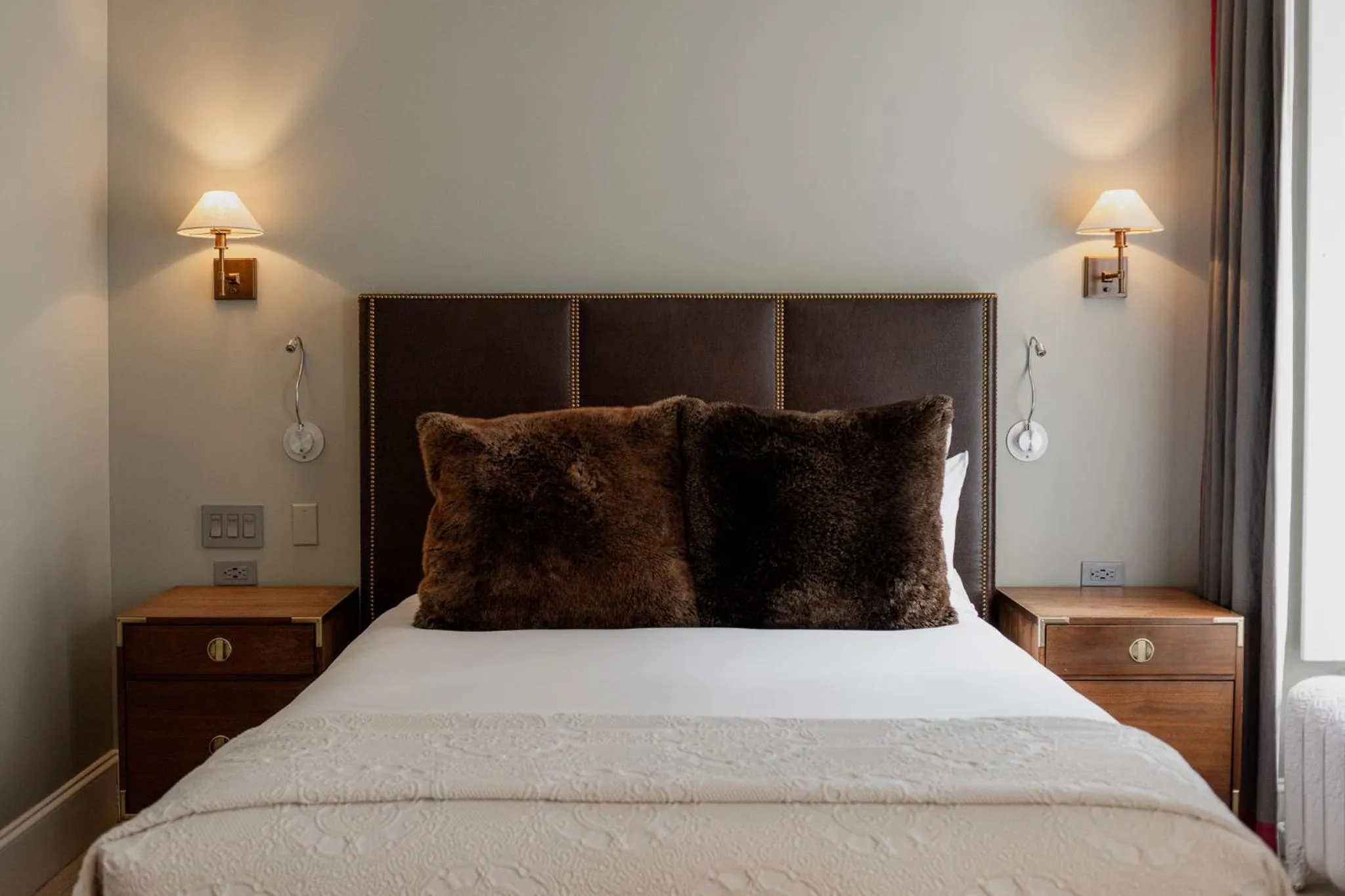 Bed in Auberge Saint-Antoine