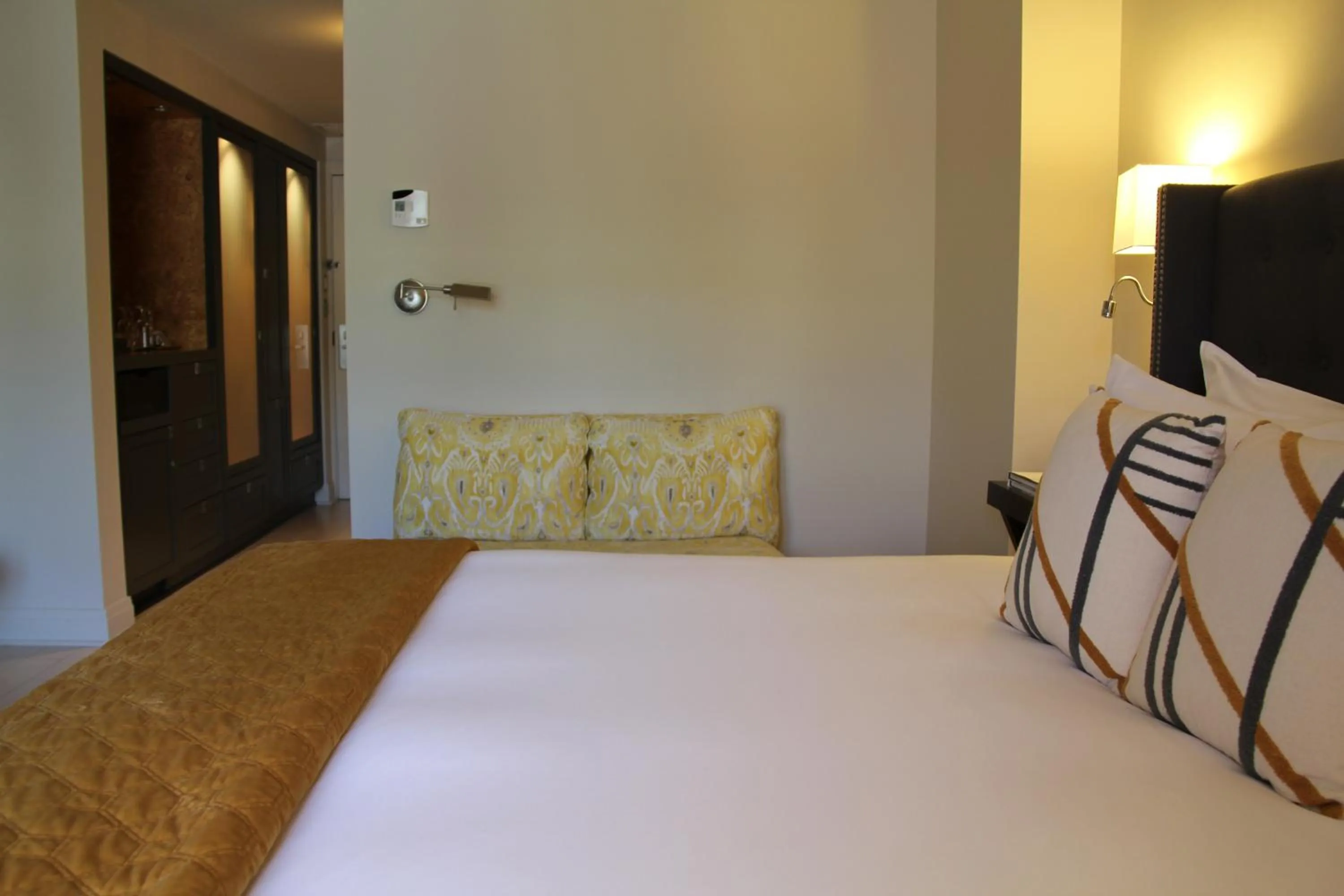 Bed in Auberge Saint-Antoine