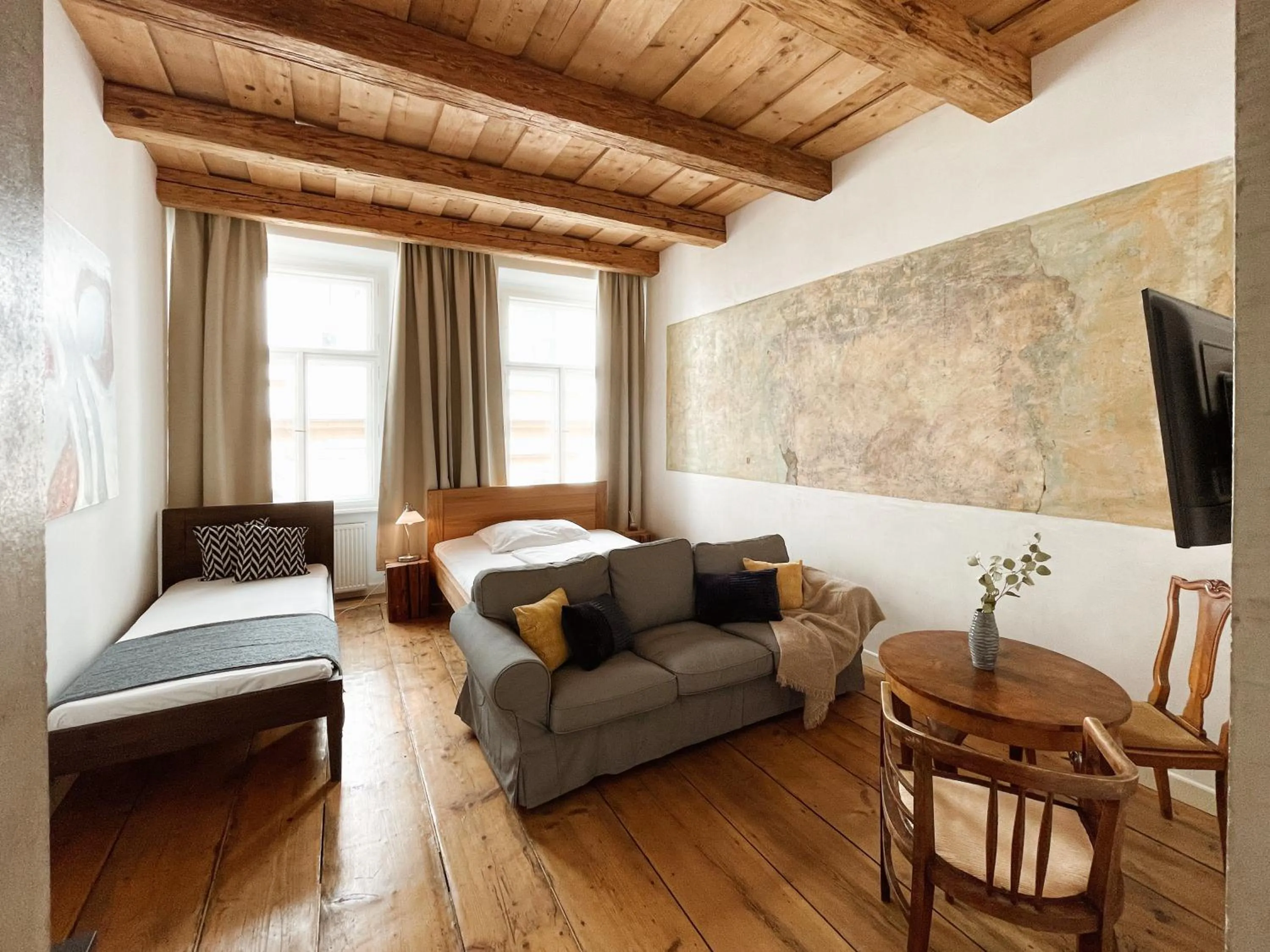 Communal lounge/ TV room, Bed in Old Town Square Apartments