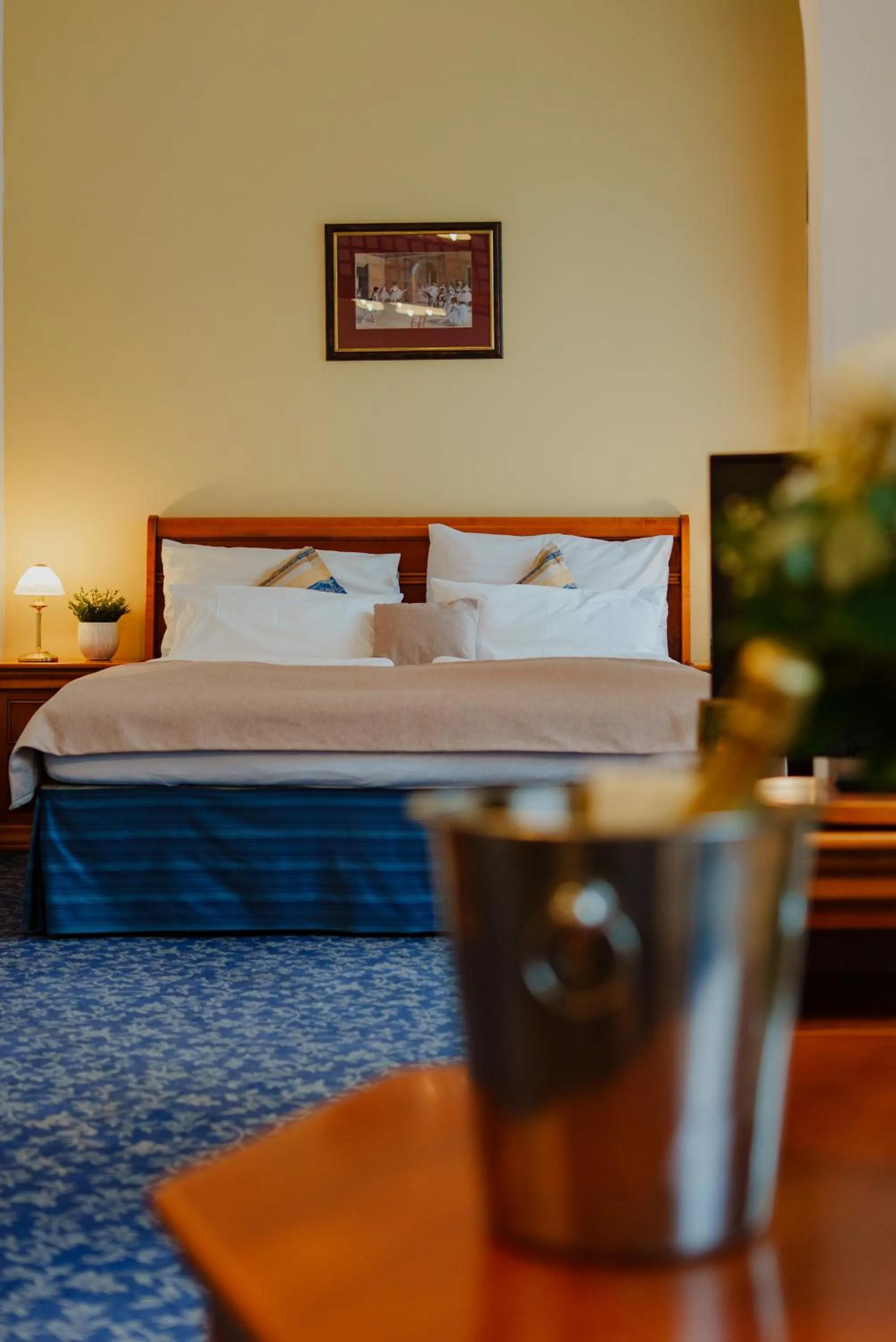 Bed in Hotel Ontario