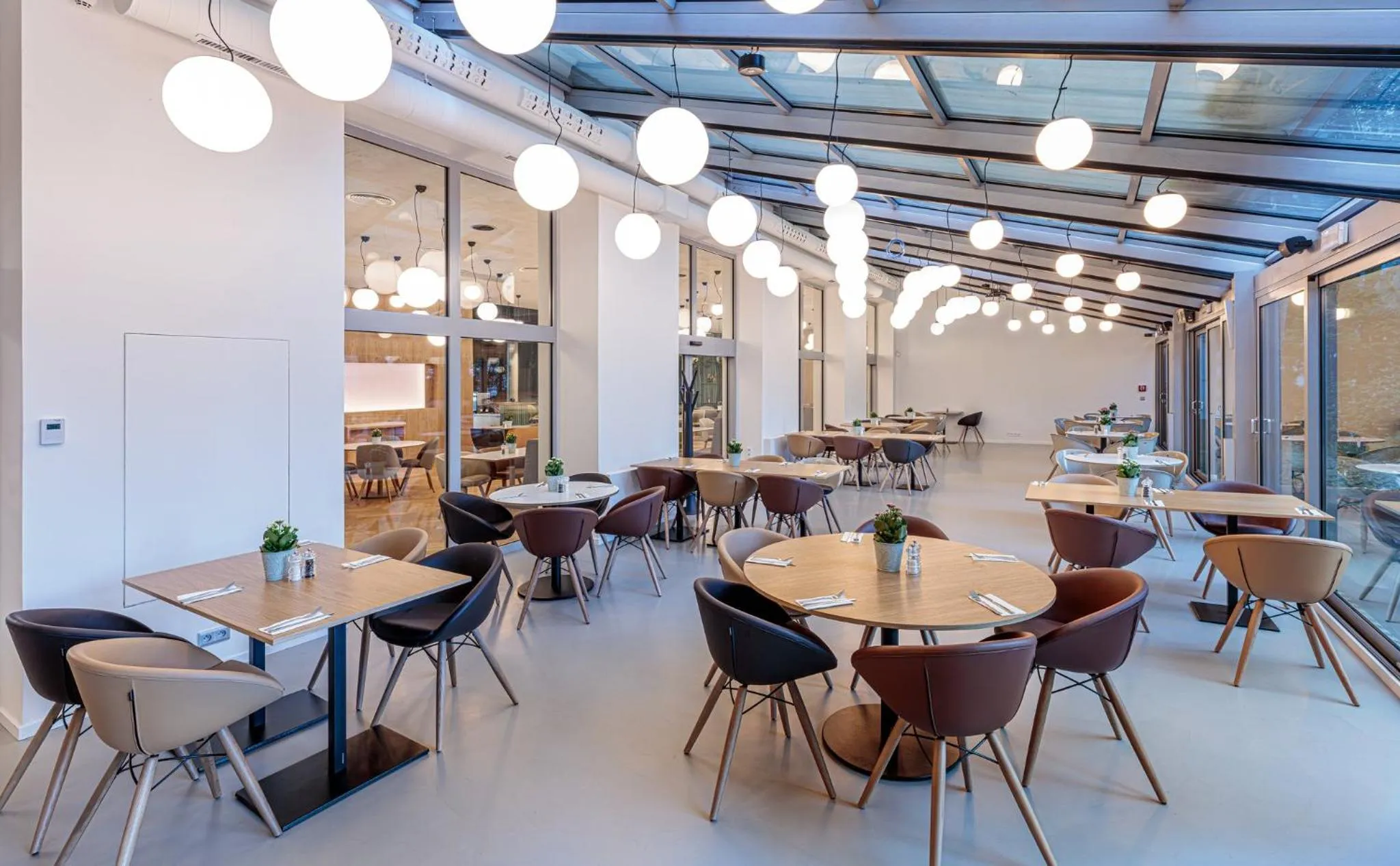 Restaurant/places to eat in Holiday Inn Prague by IHG