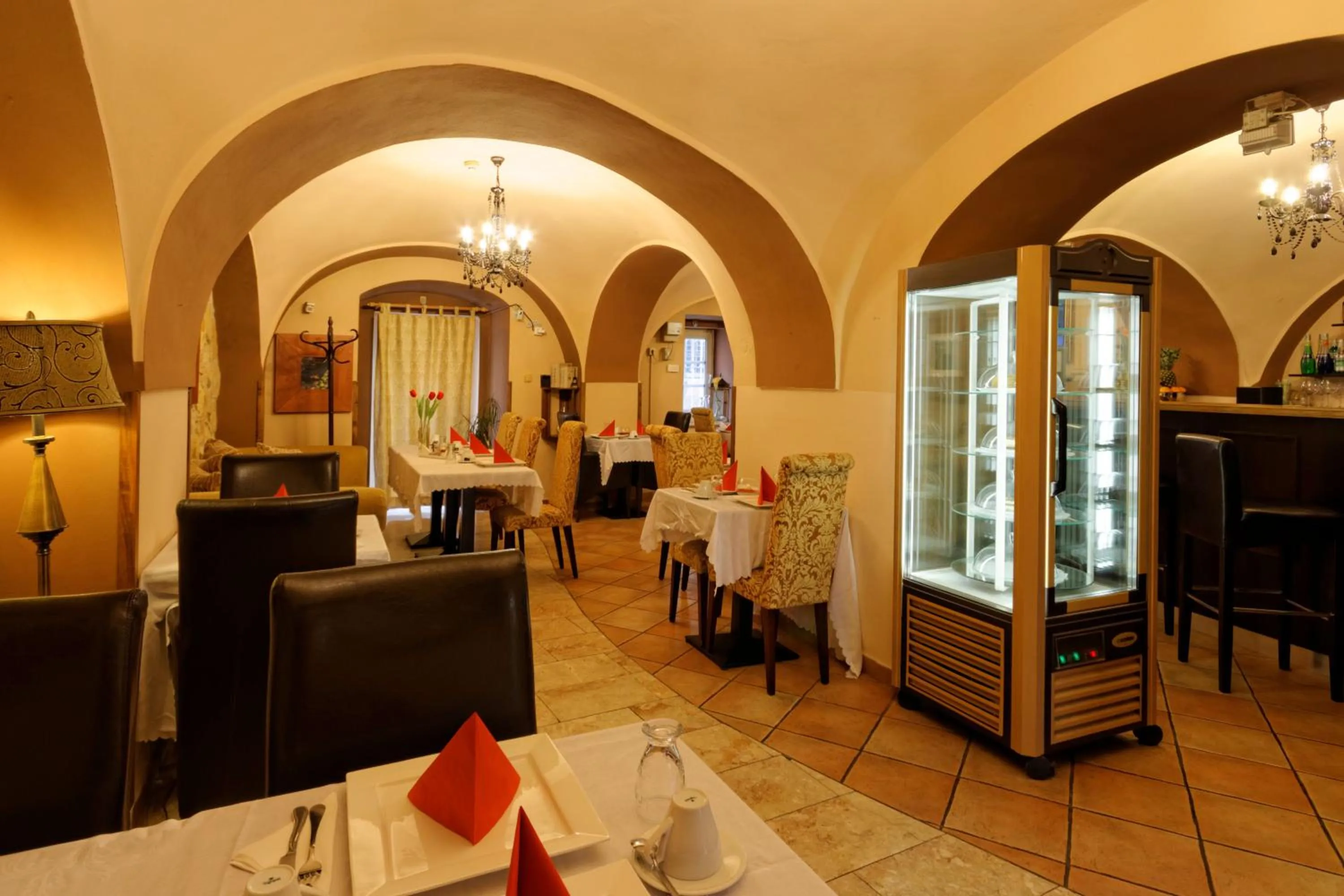 Restaurant/places to eat in Enjoy Inn