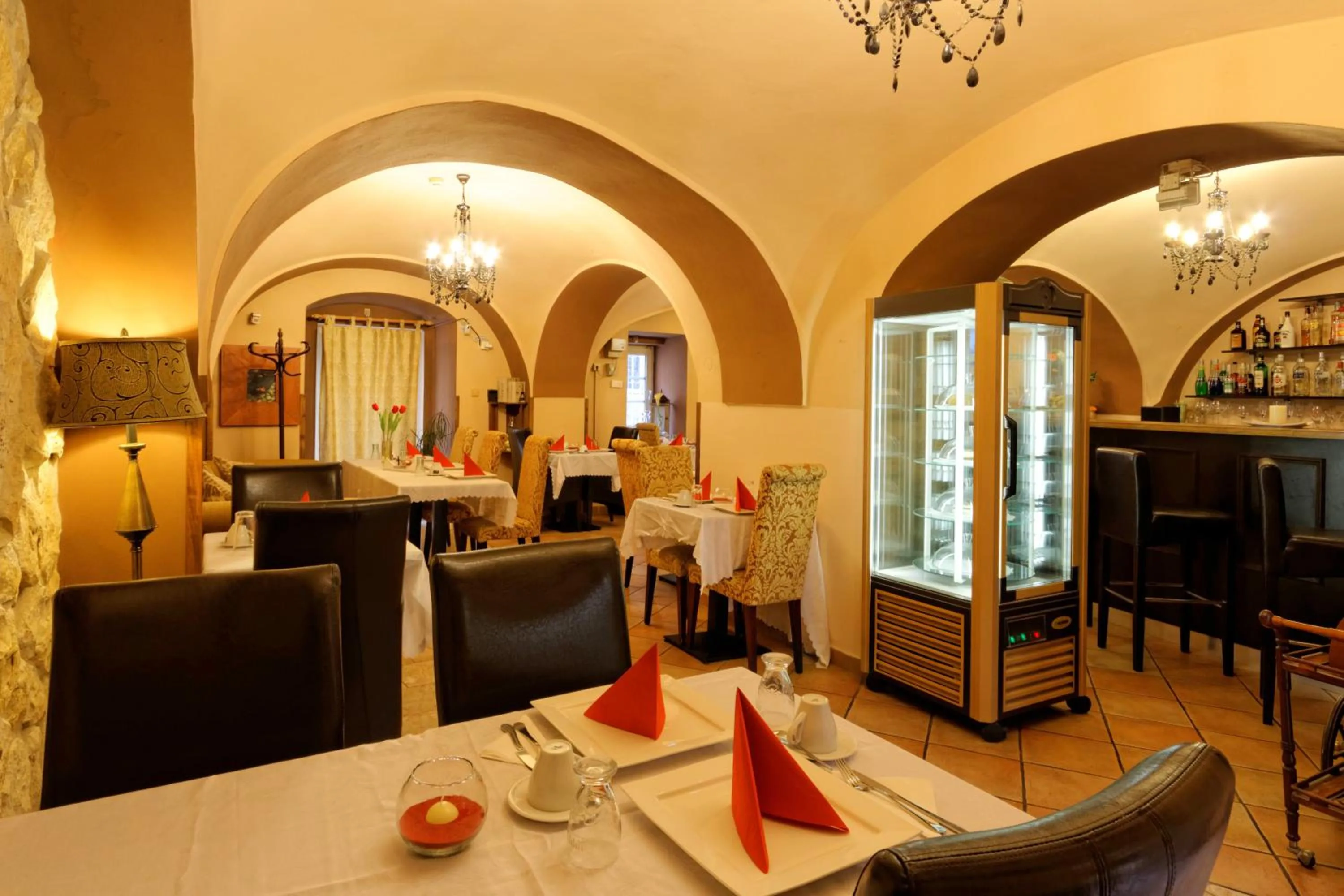 Restaurant/places to eat in Enjoy Inn