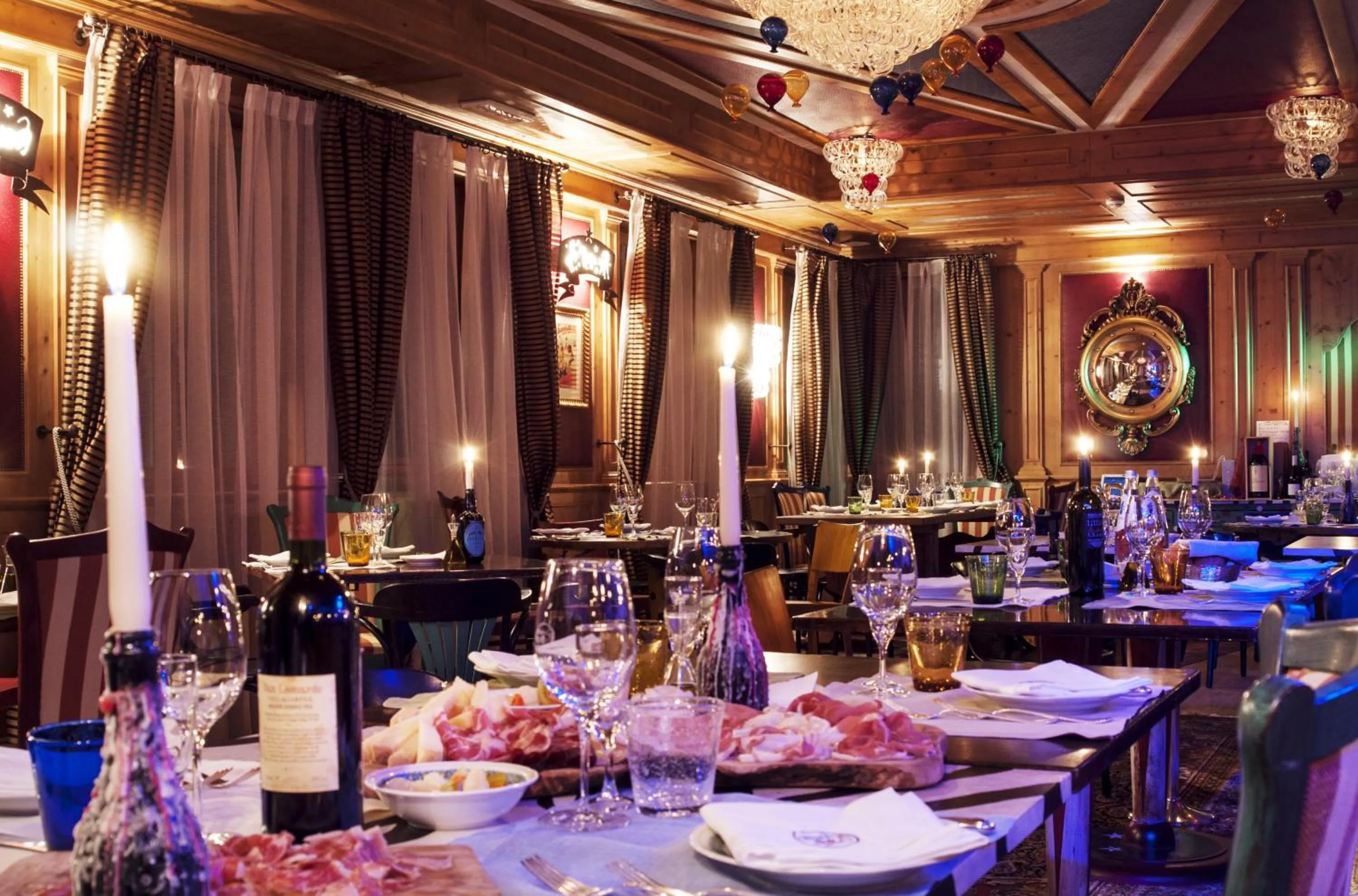 Restaurant/places to eat in Cristal Palace Hotel