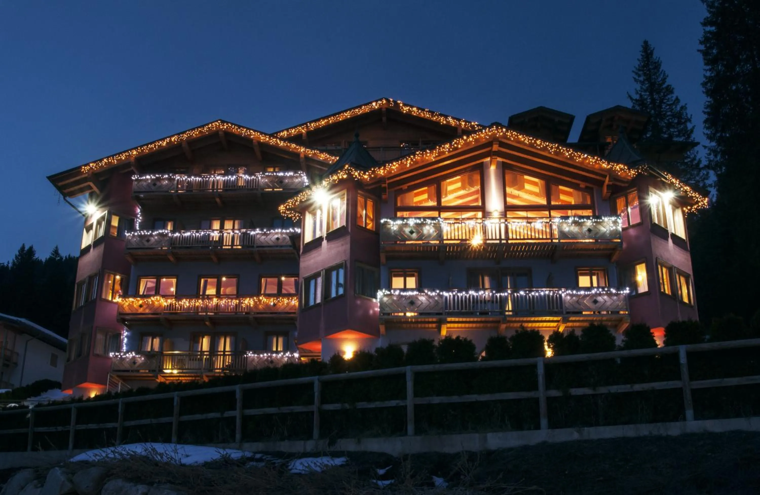 Night in Cristal Palace Hotel