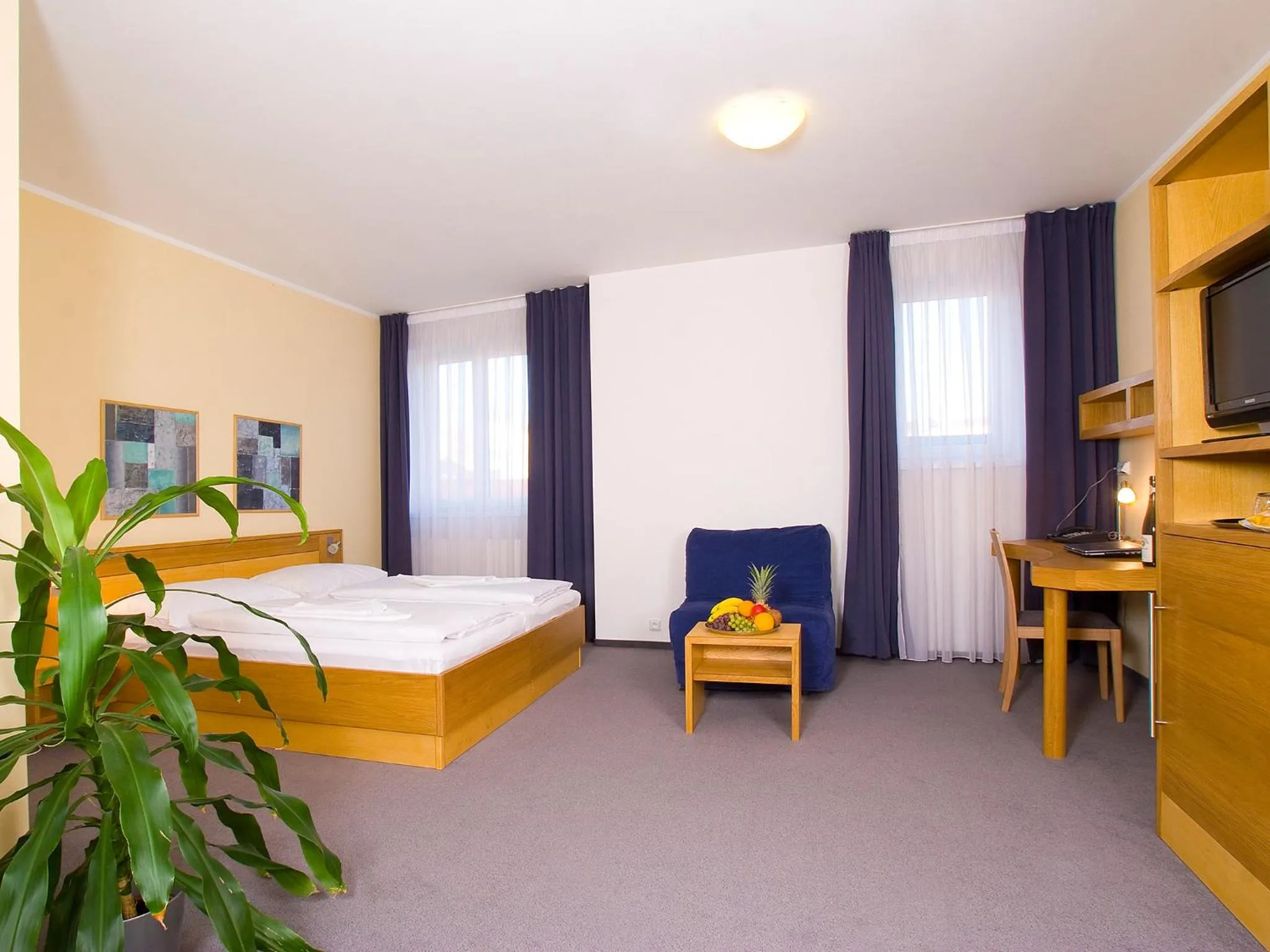 Bedroom, Bed in Hotel Trend