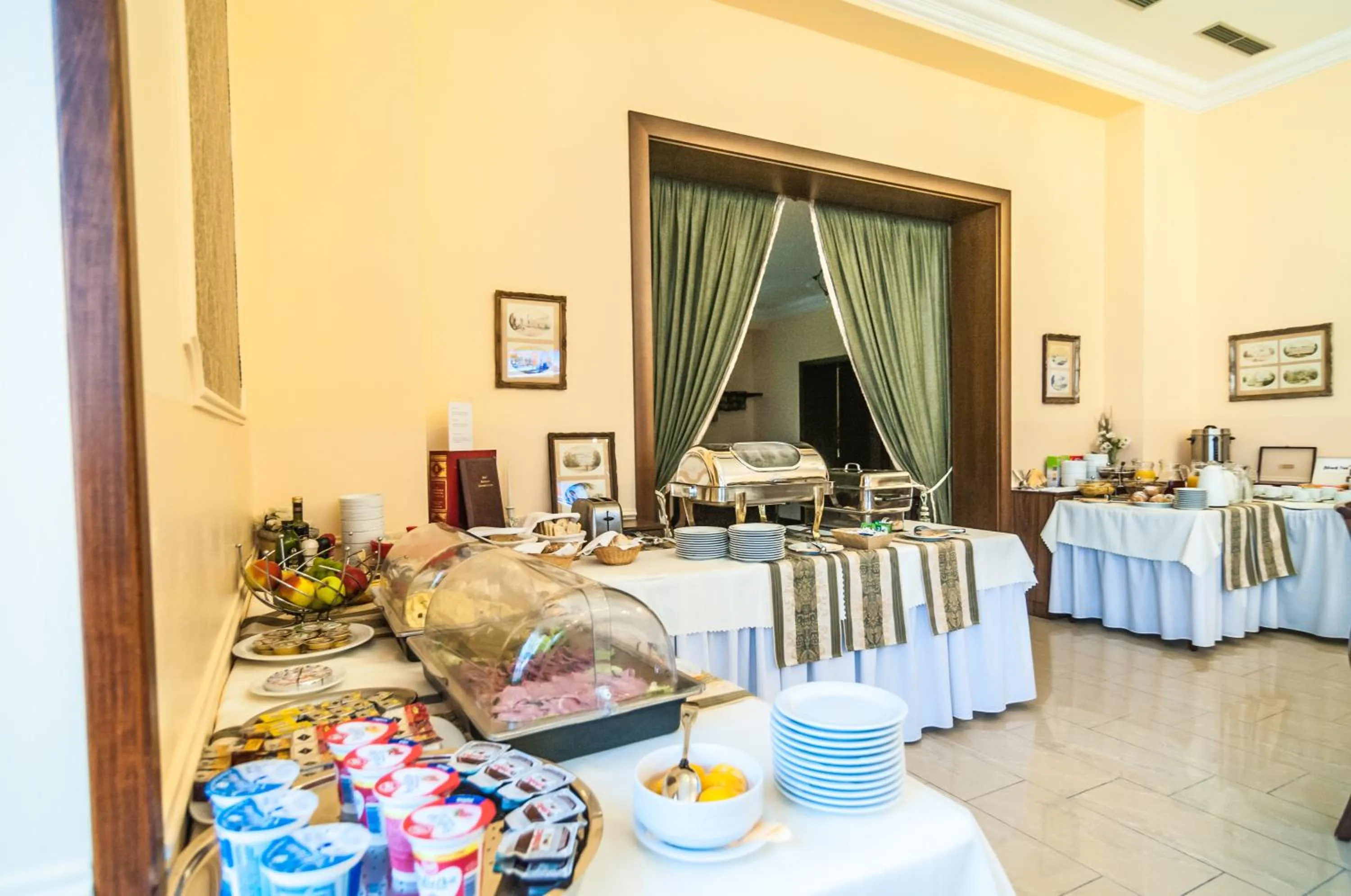 Buffet breakfast in Hotel Giovanni Giacomo