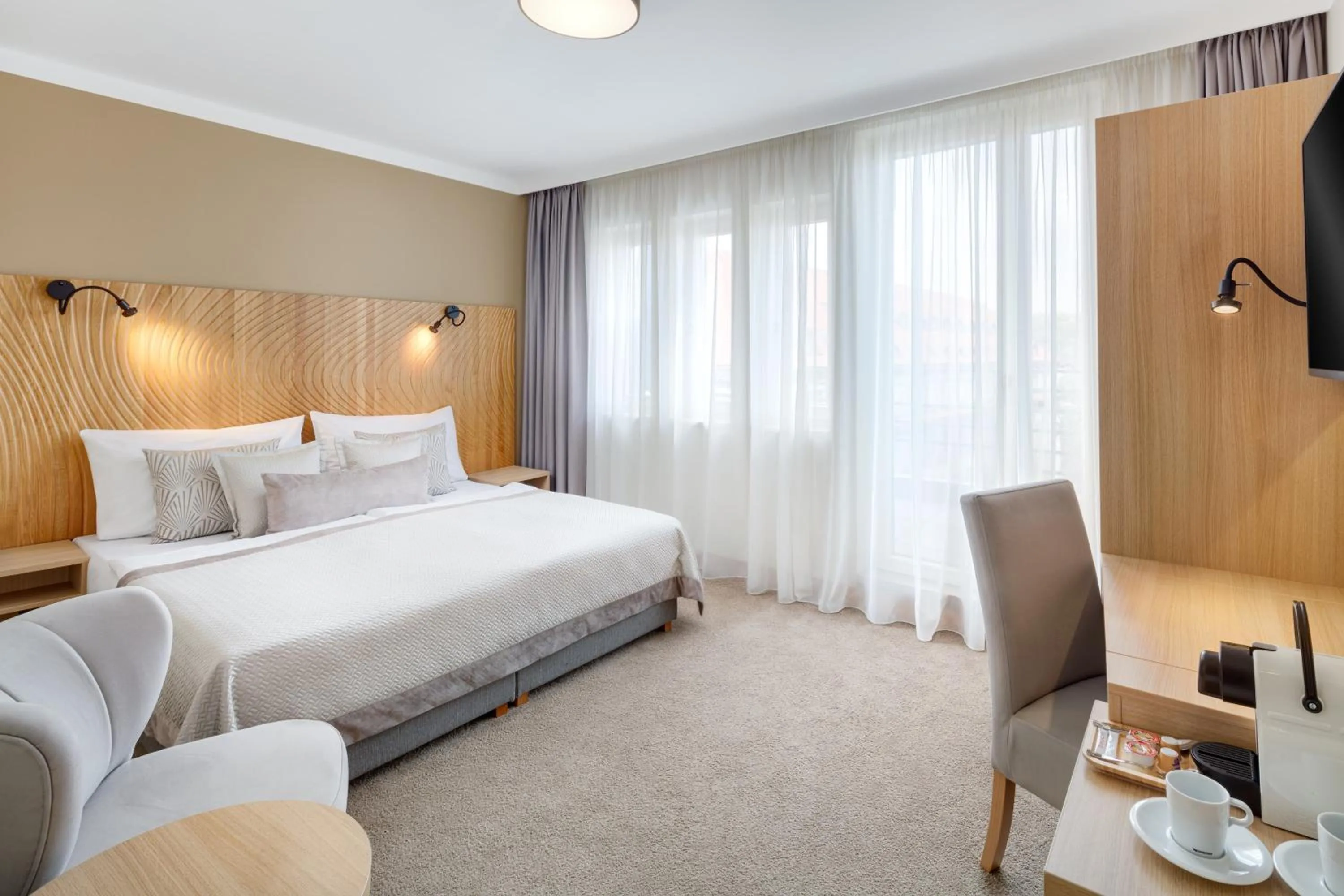 Kitchen or kitchenette, Bed in Hotel Clement