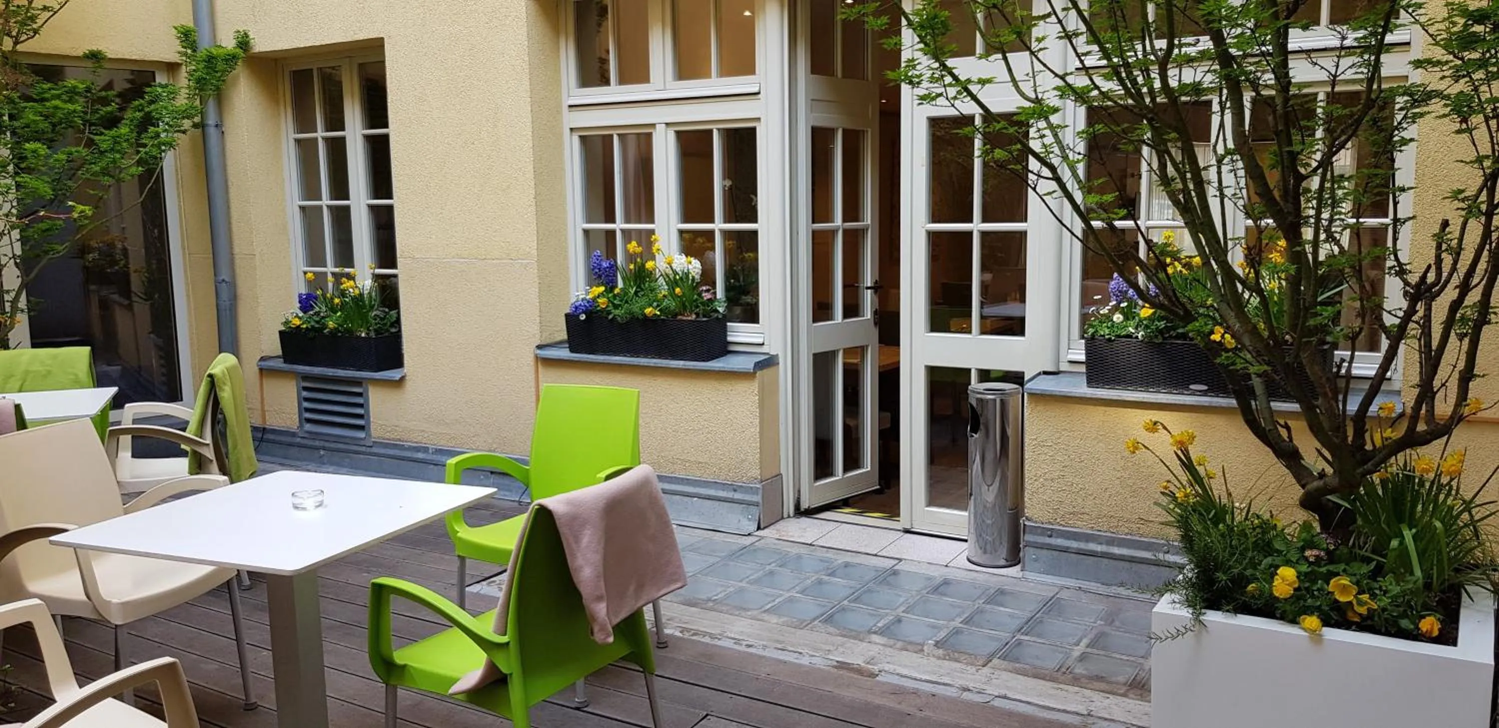 Patio in Hotel Clement