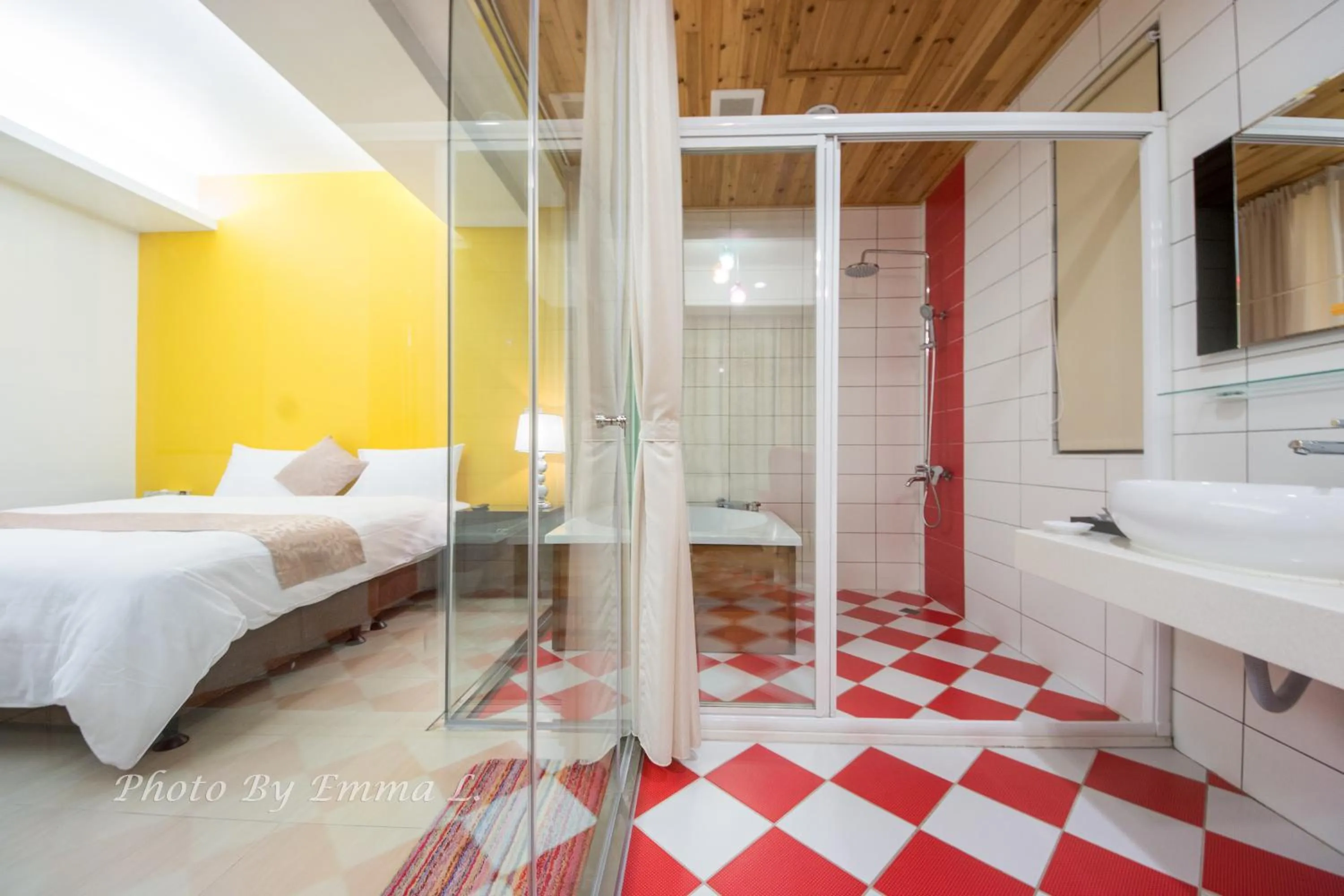 Bathroom, Bed in Colorful Fish Cottage