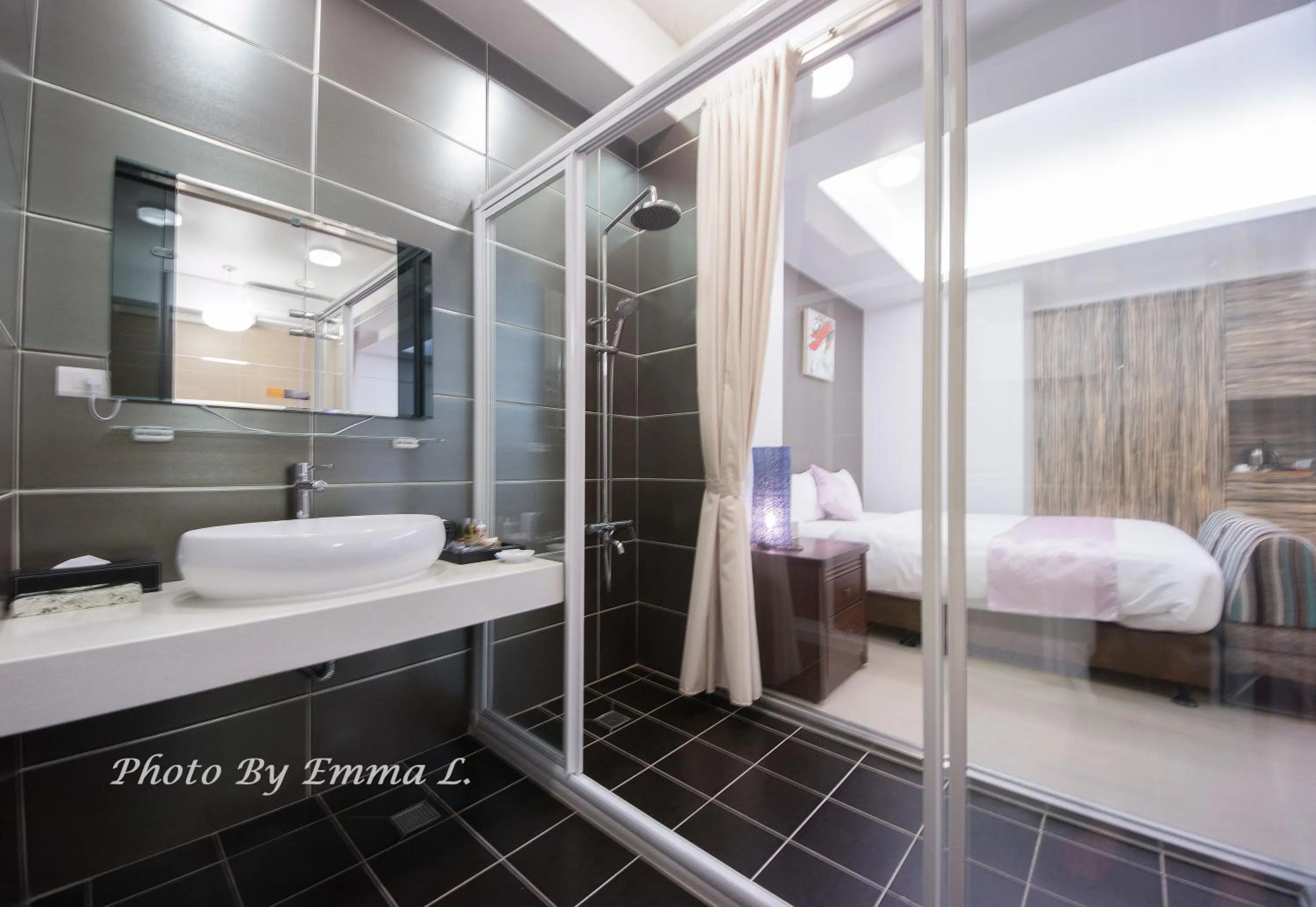 Bathroom, Bed in Colorful Fish Cottage