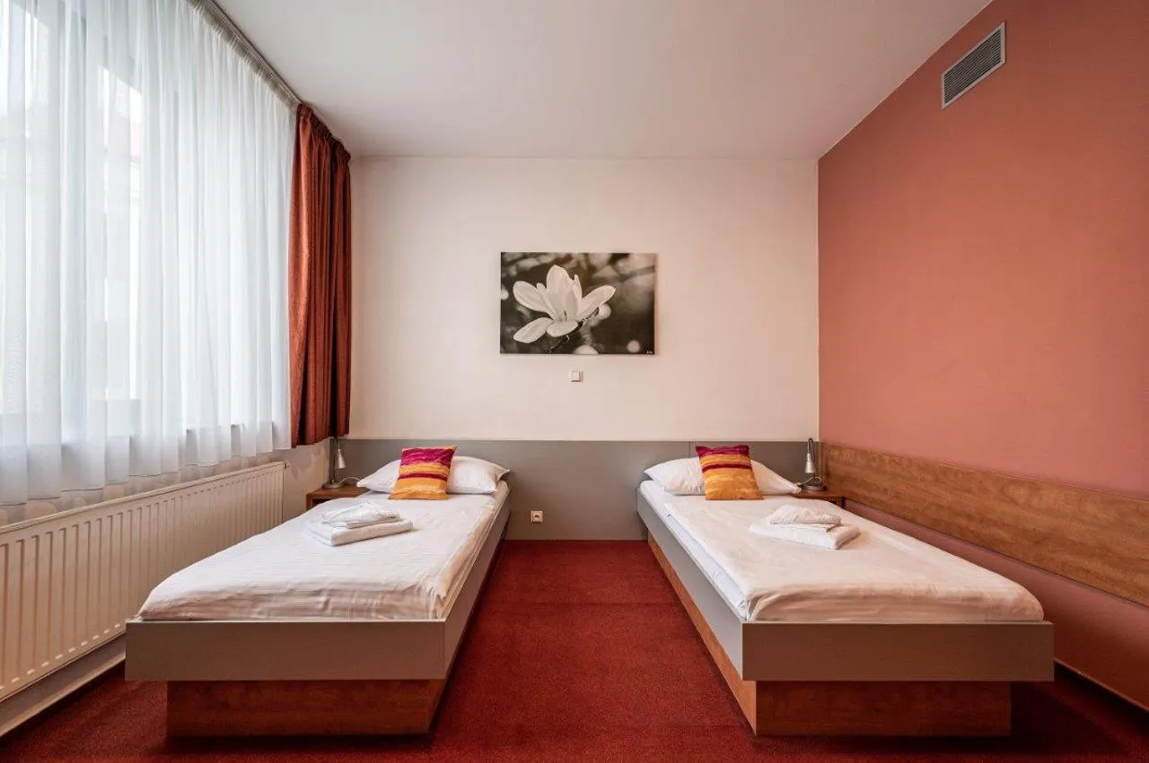 Photo of the whole room, Bed in Ruby Blue