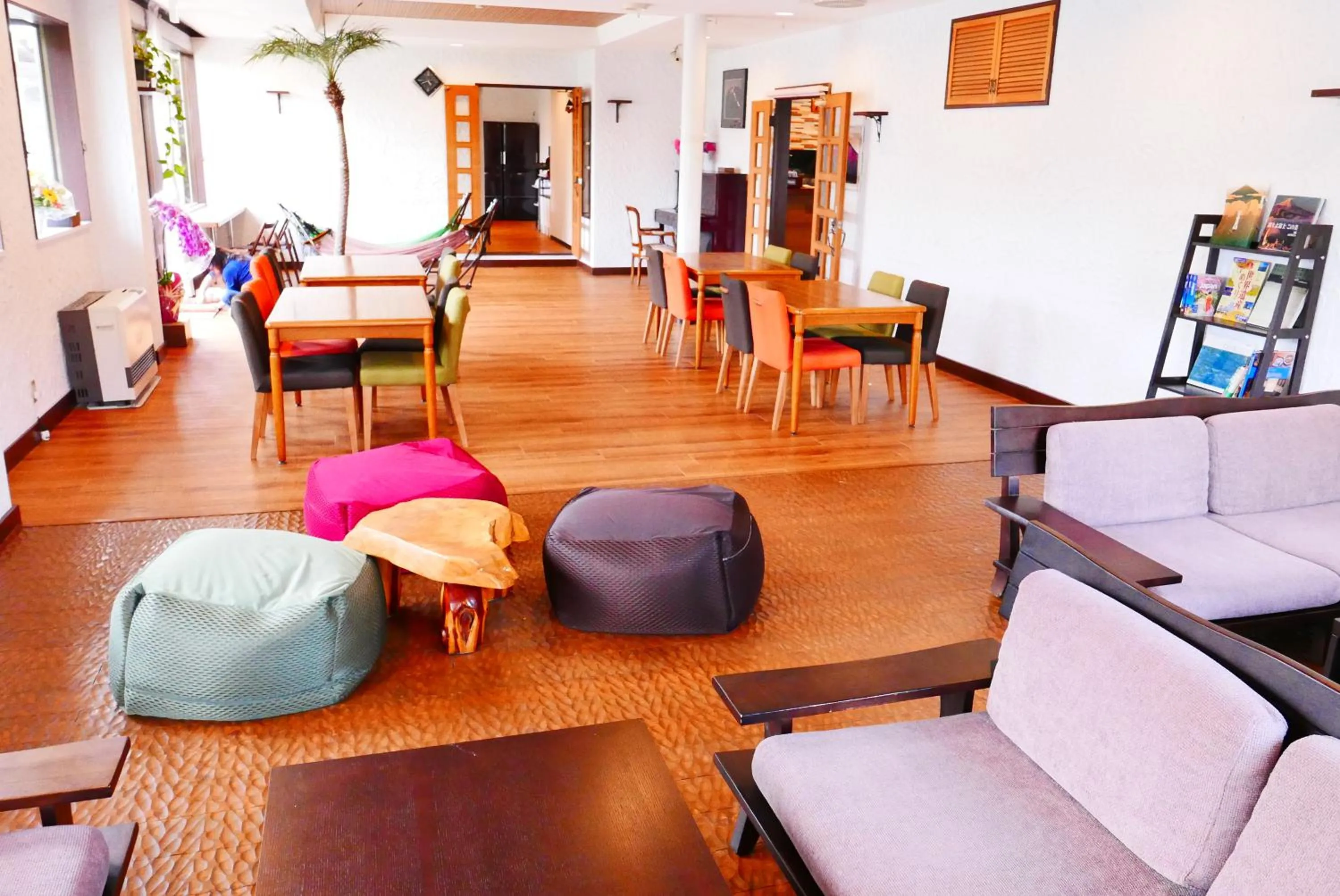 Communal lounge/ TV room in K's House Fuji View - Travelers Hostel