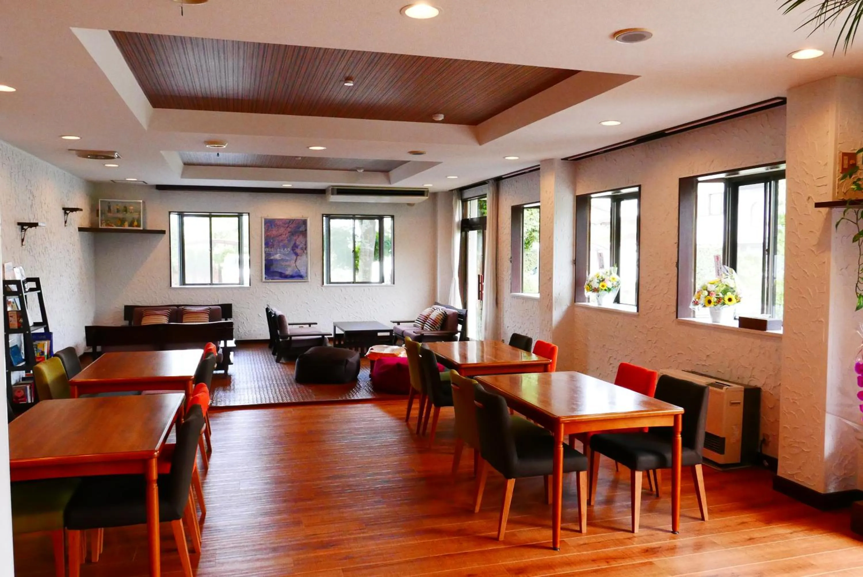 Communal lounge/ TV room in K's House Fuji View - Travelers Hostel