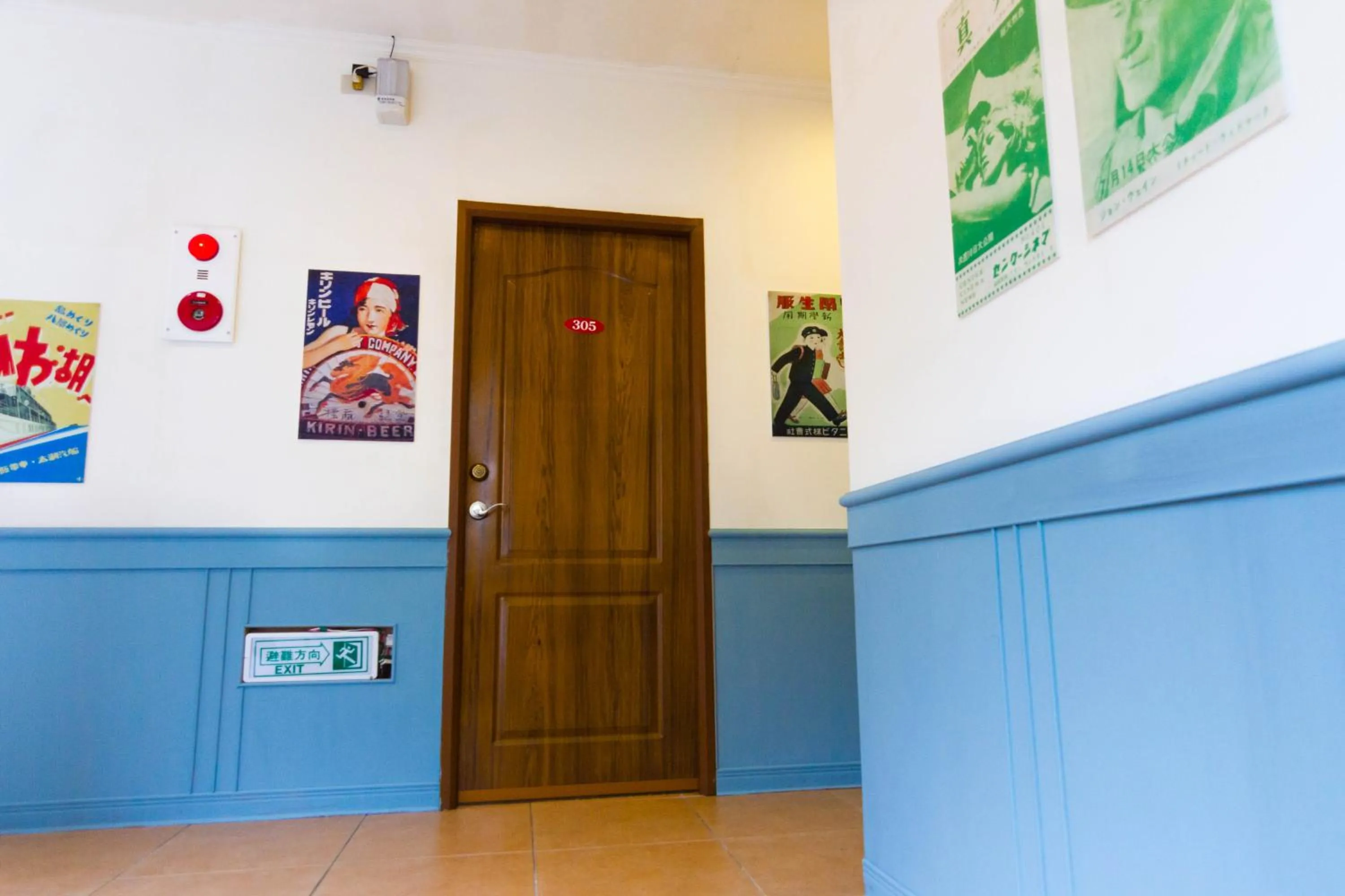 Communal lounge/ TV room in Yahu Hotel