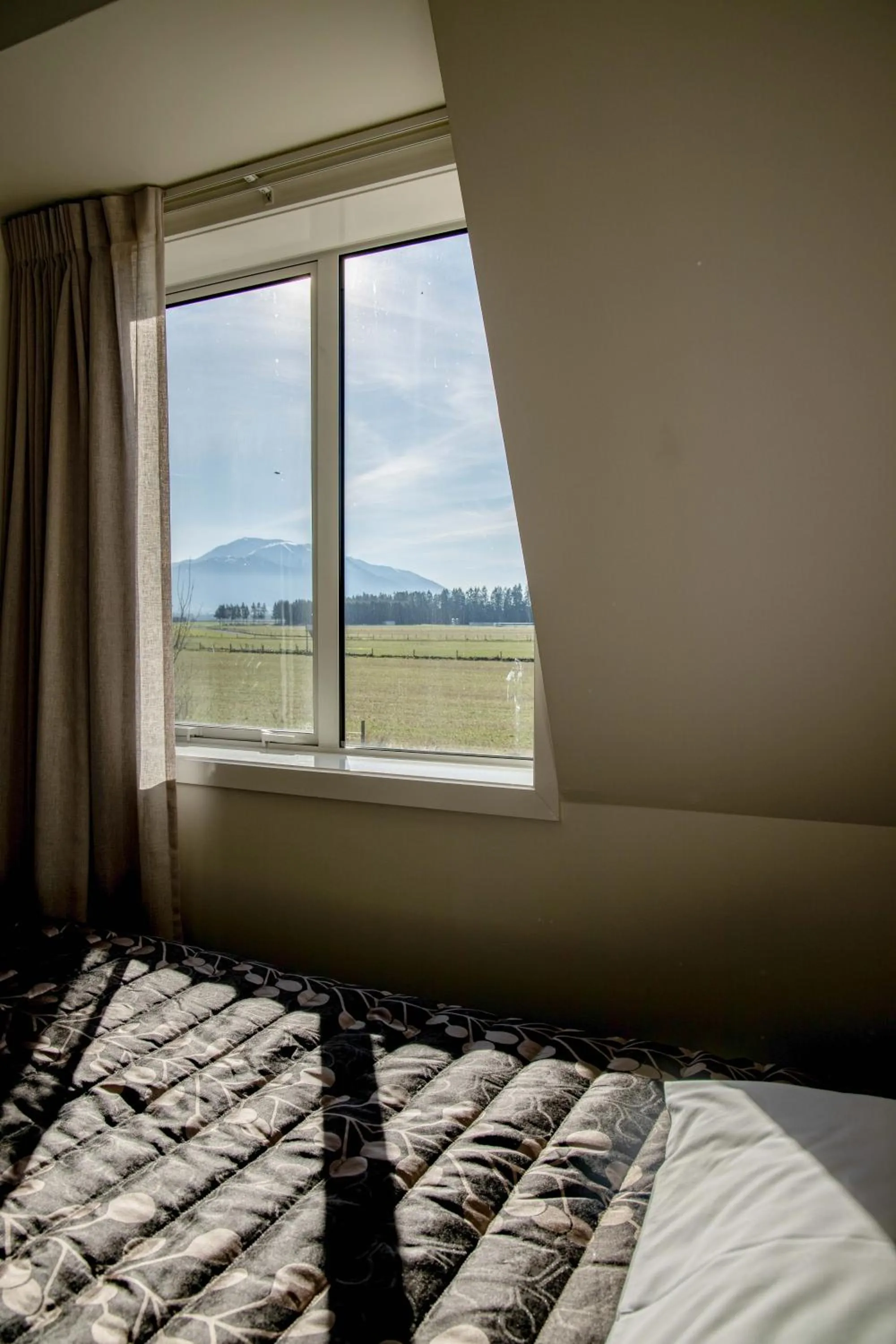 Mountain view, Bed in Southern Cross Lodge Methven