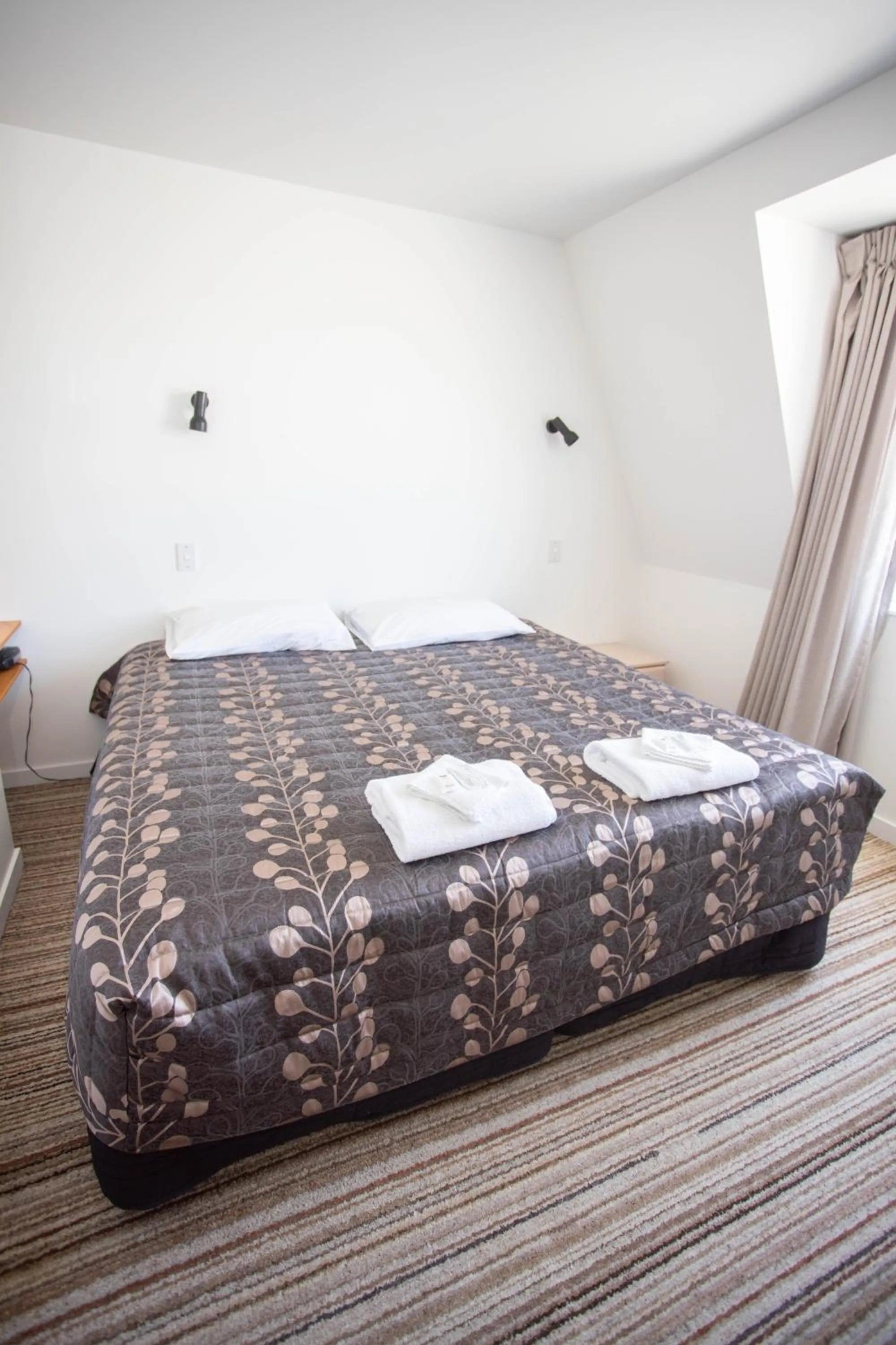 Photo of the whole room, Bed in Southern Cross Lodge Methven