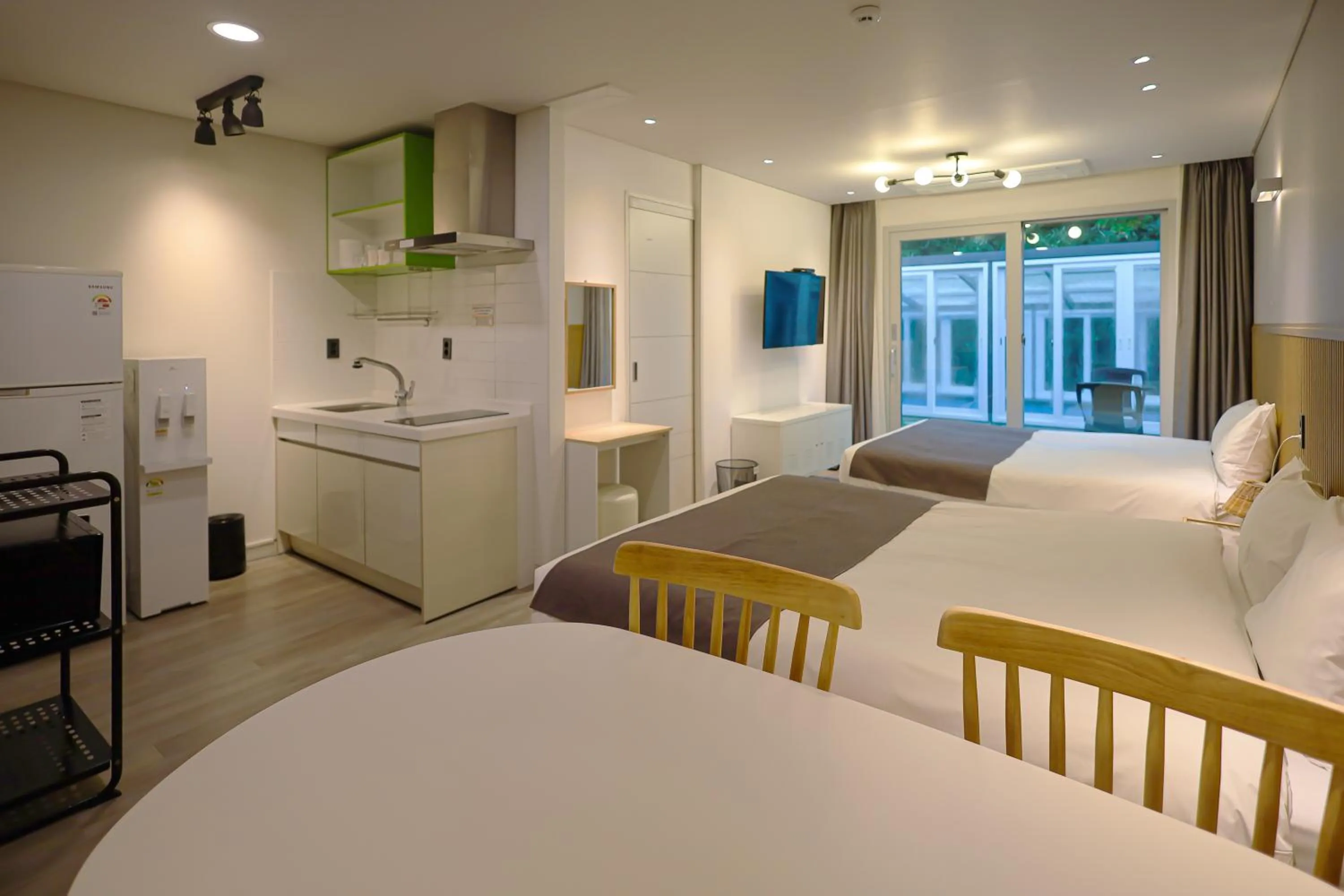 Photo of the whole room, Bed in Pool and Villa Sorang