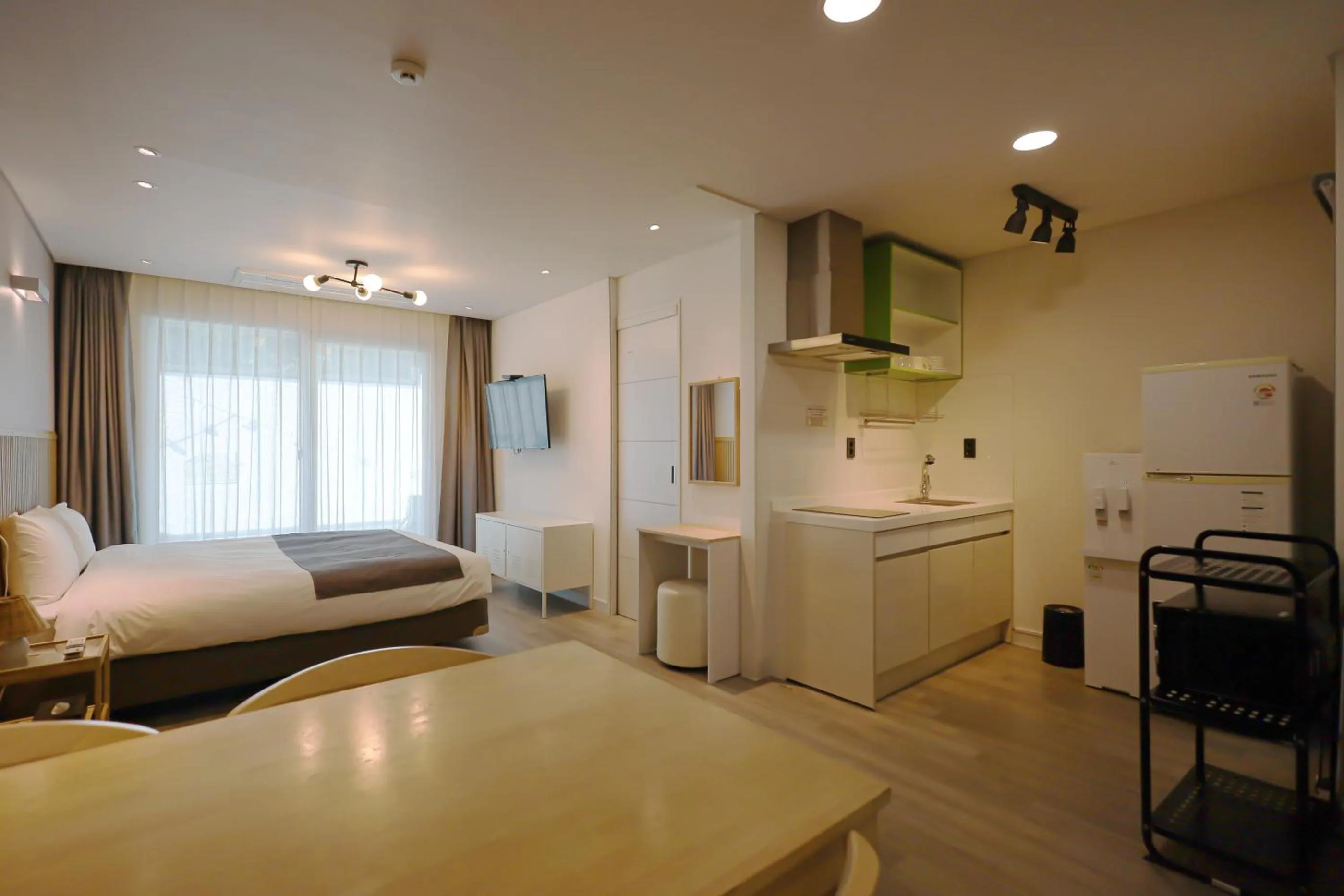 Kitchen or kitchenette, Bed in Pool and Villa Sorang