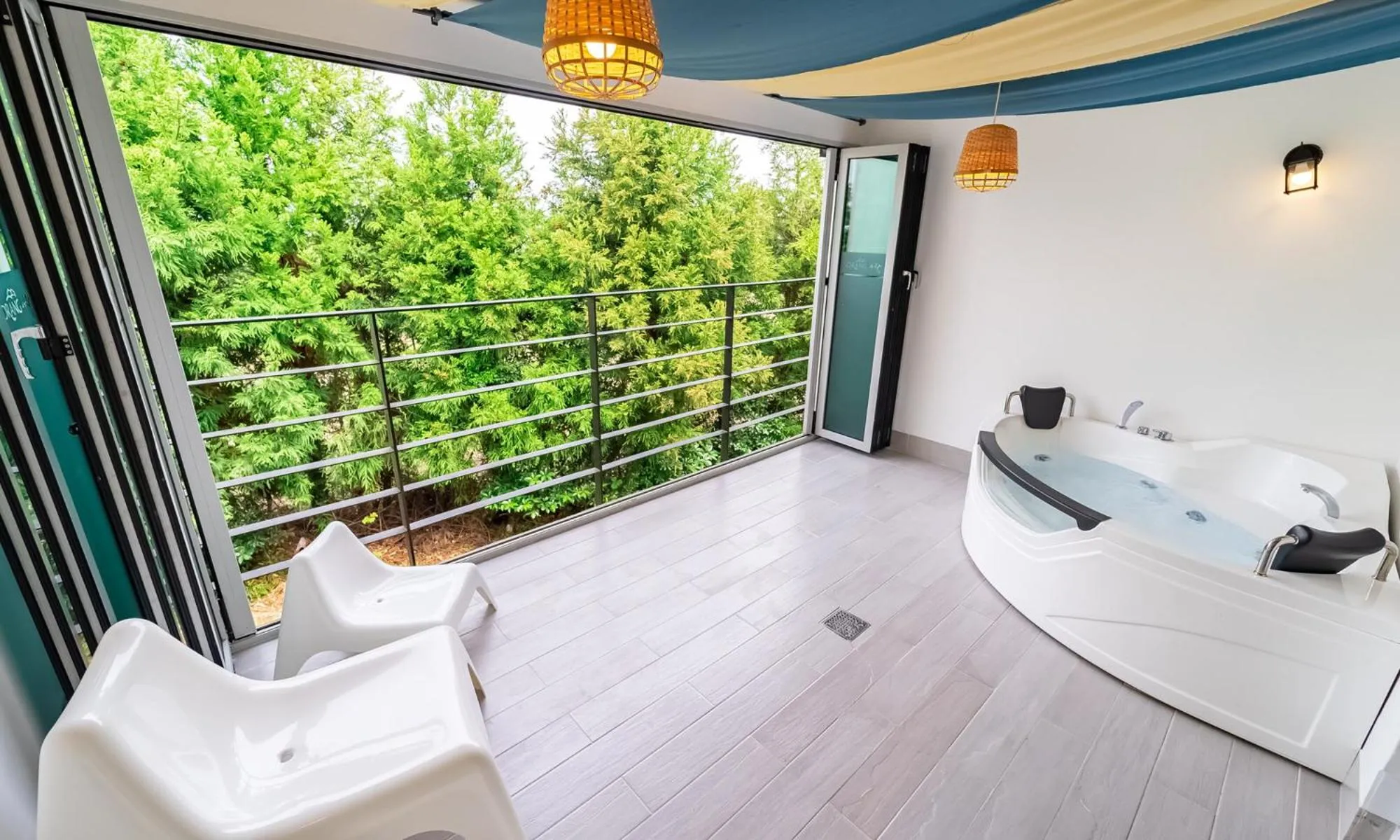 Hot Tub, Bed in Pool and Villa Sorang