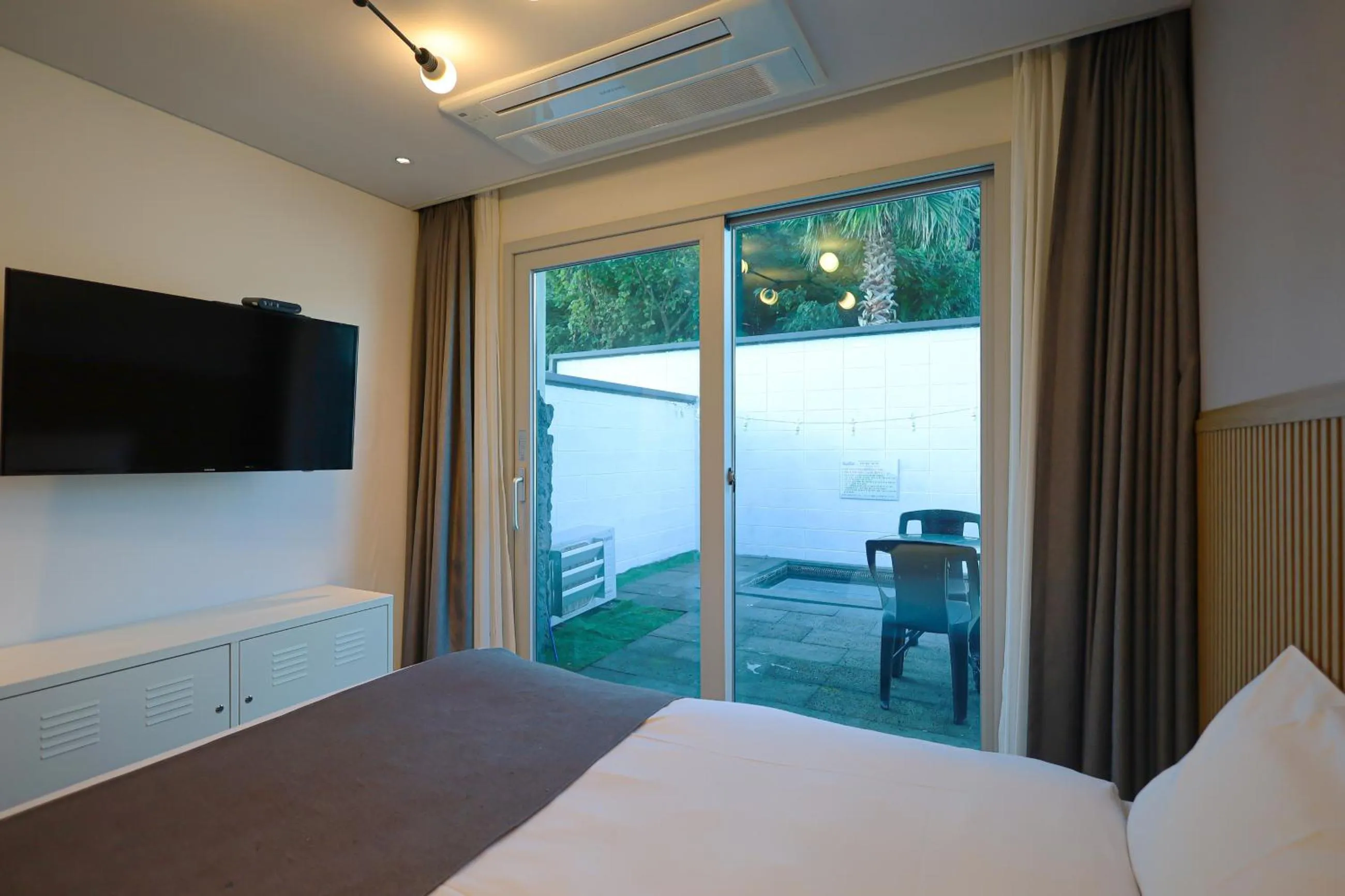 TV and multimedia, Bed in Pool and Villa Sorang