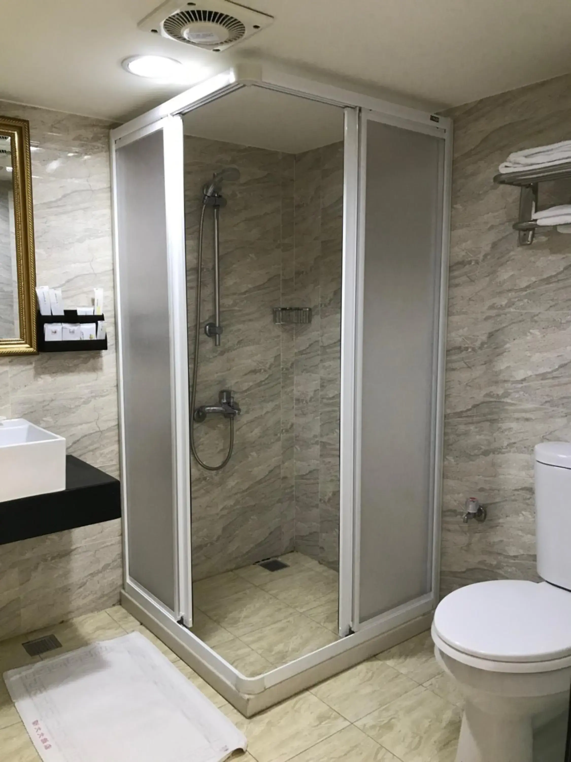 Standard Quadruple Room in Big Bear Hotel Standard Quadruple Room in Big Bear Hotel