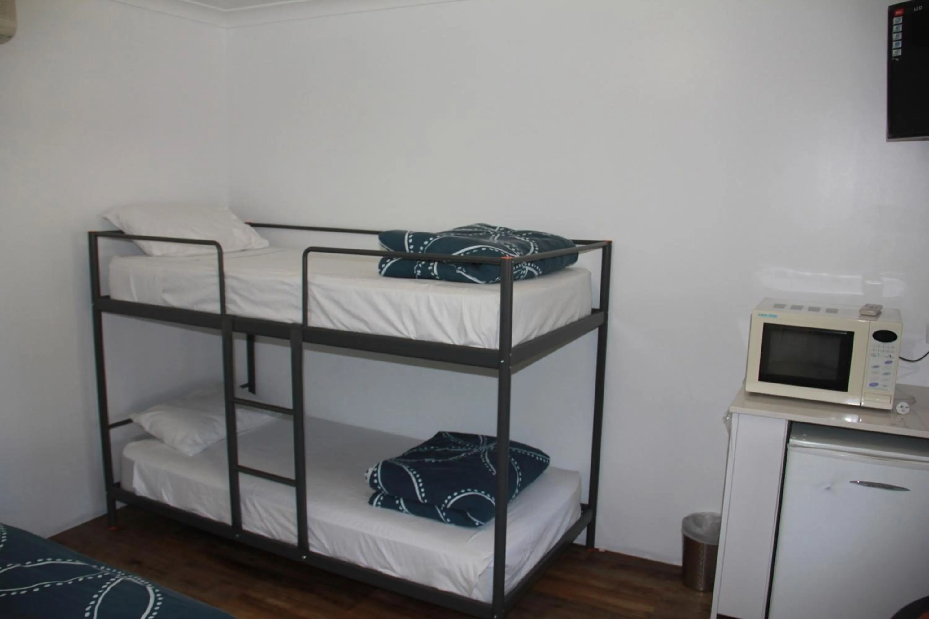 Kitchen or kitchenette, Bed in Busselton Ithaca Motel