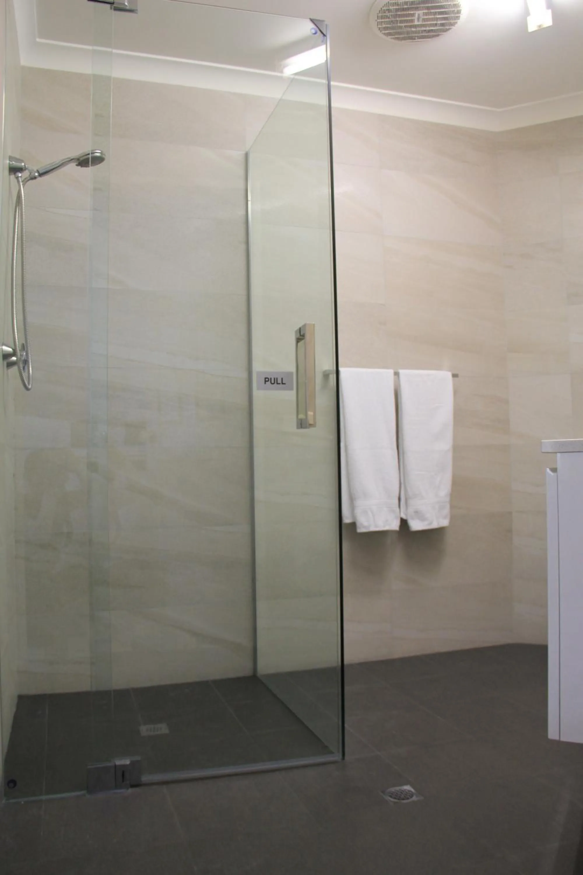 Shower in Busselton Ithaca Motel