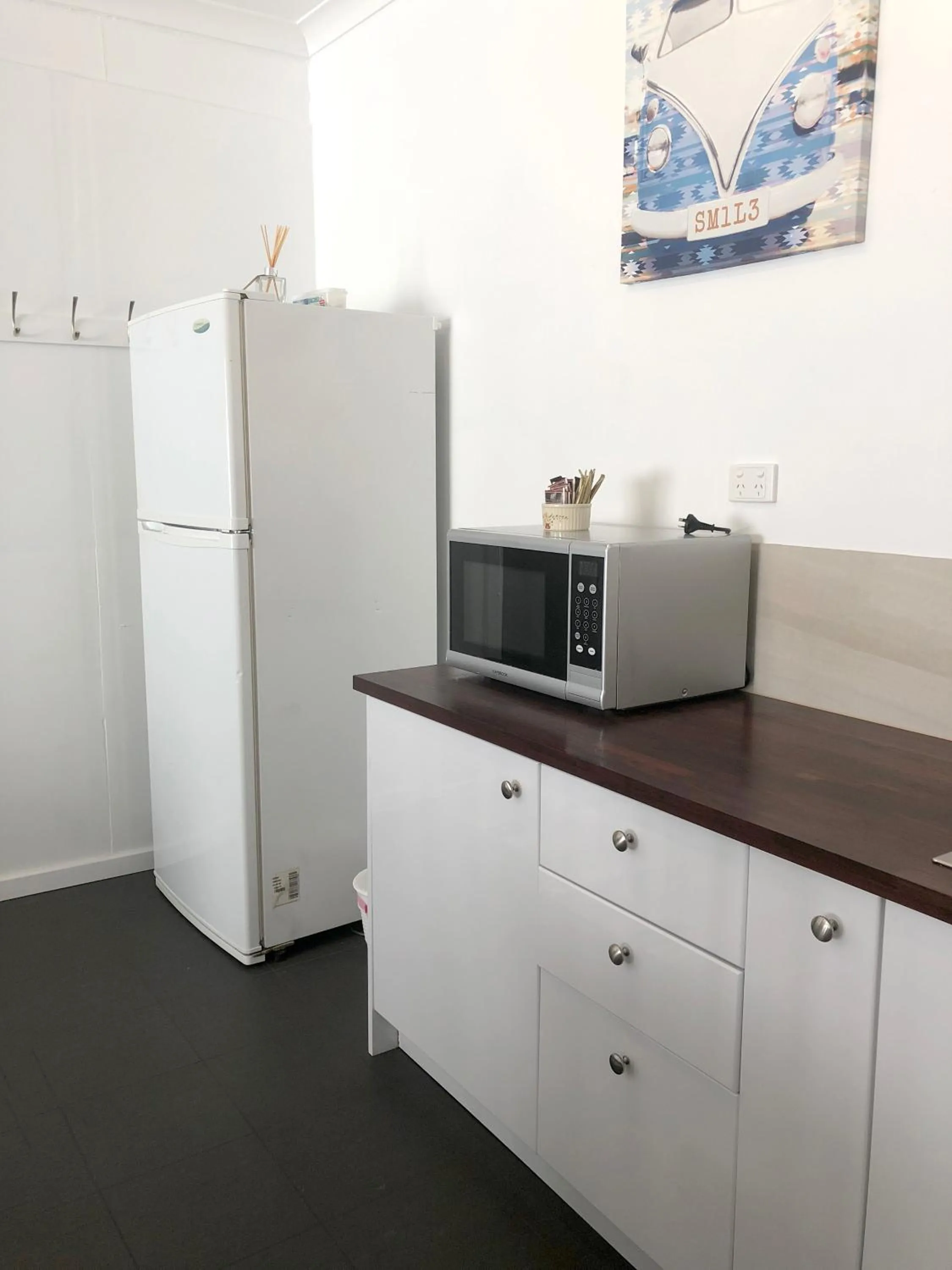Kitchen or kitchenette in Busselton Ithaca Motel