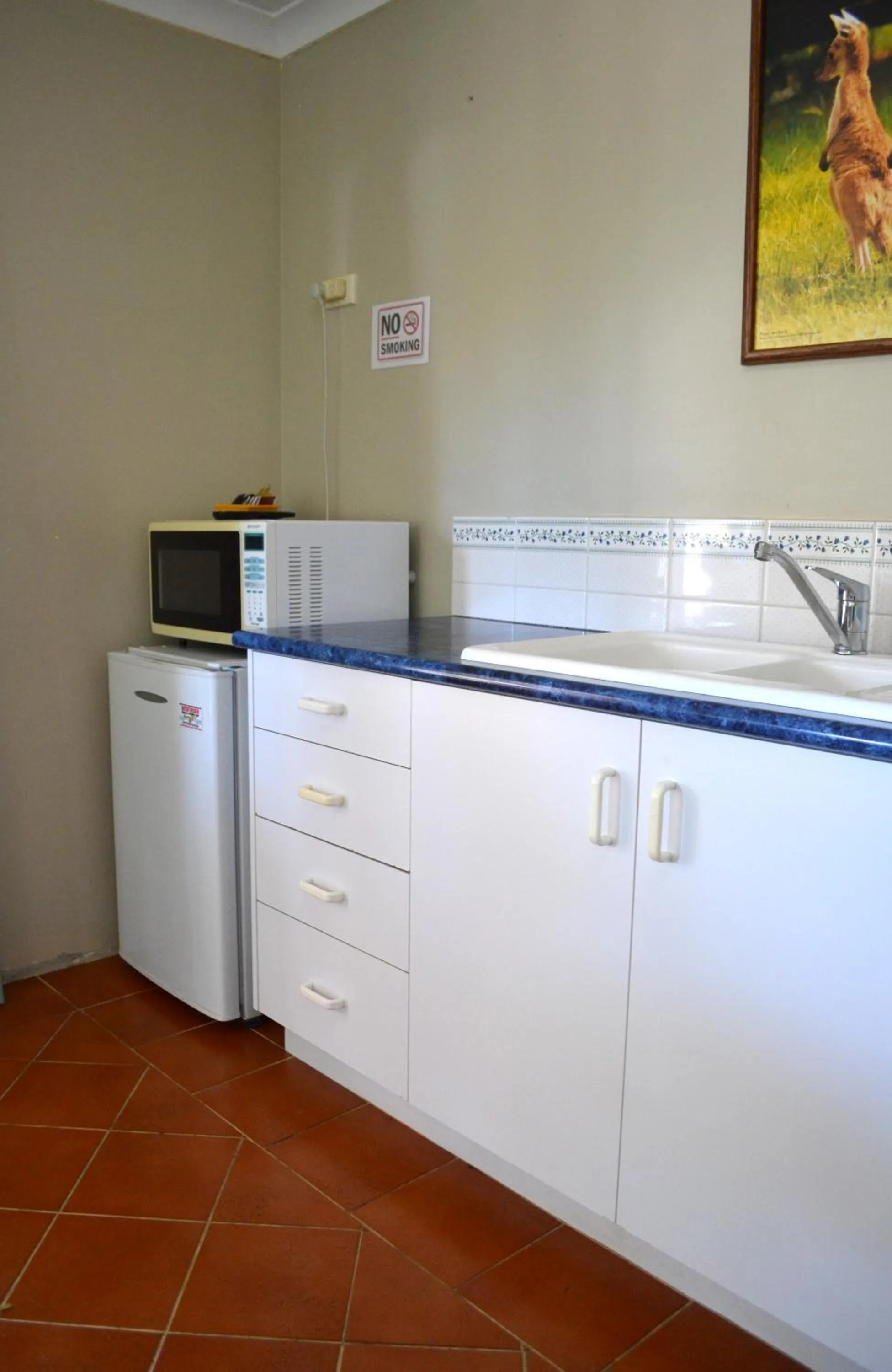 Kitchen or kitchenette in Busselton Ithaca Motel