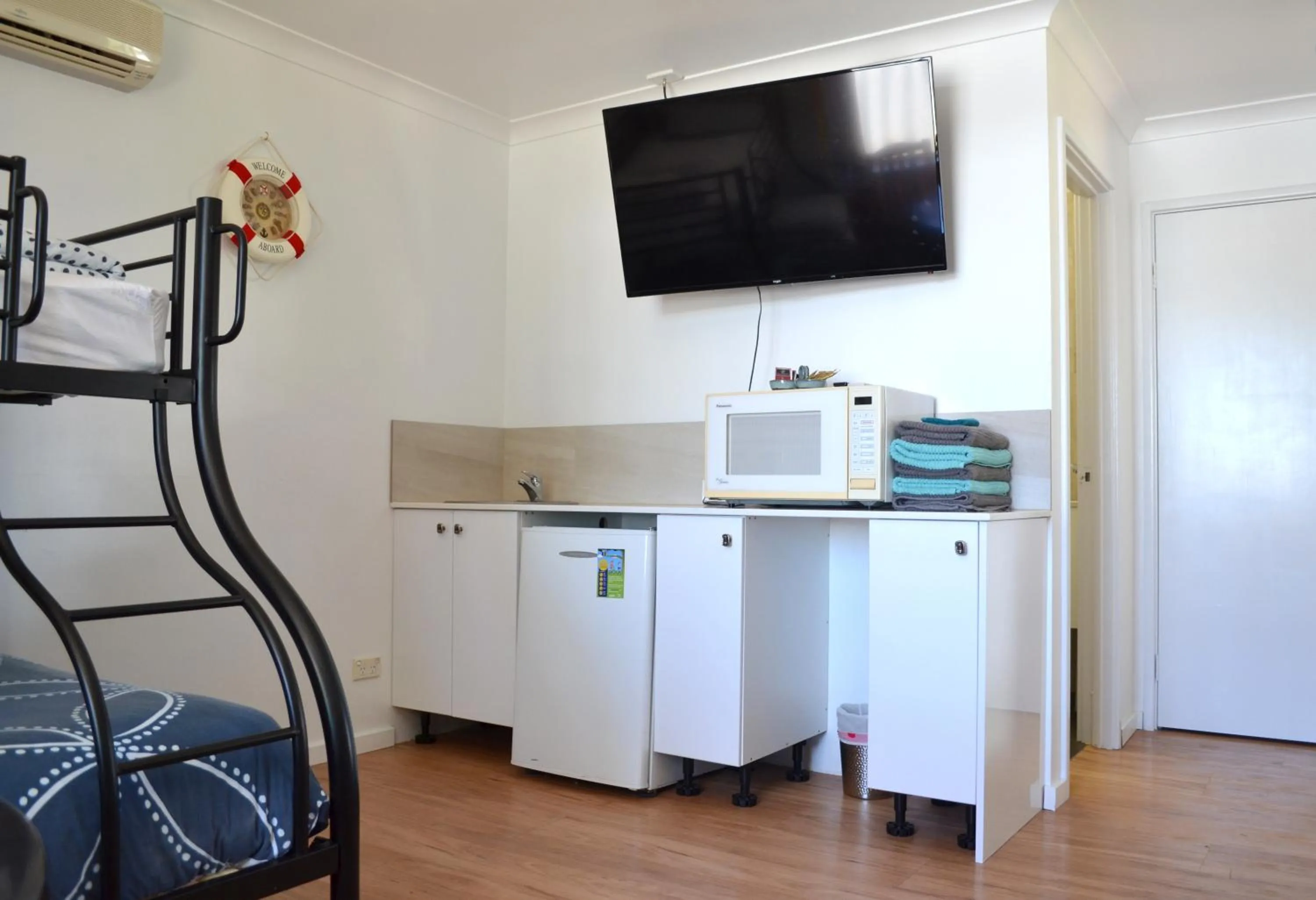 Kitchen or kitchenette, Bed in Busselton Ithaca Motel