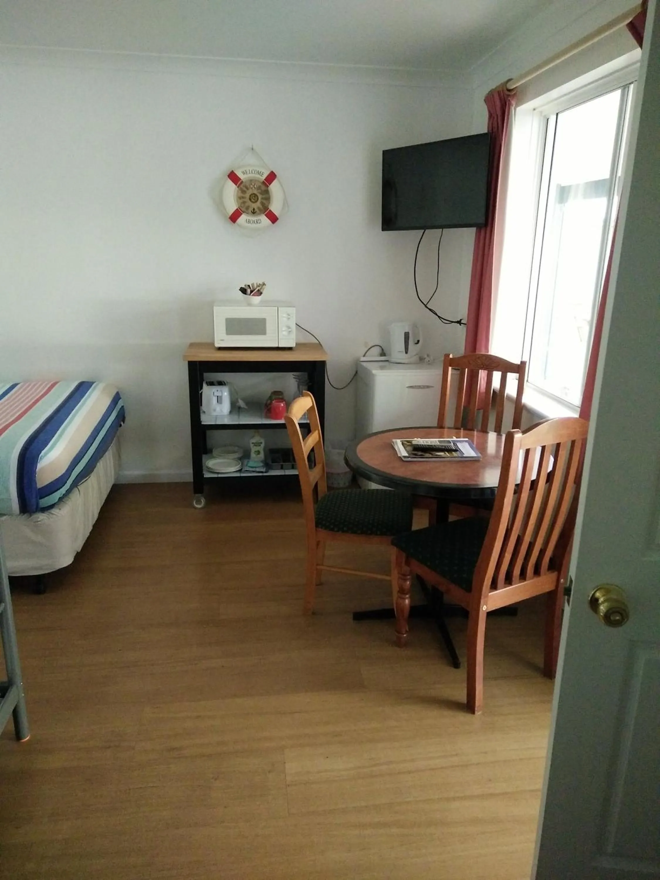 Kitchen or kitchenette in Busselton Ithaca Motel