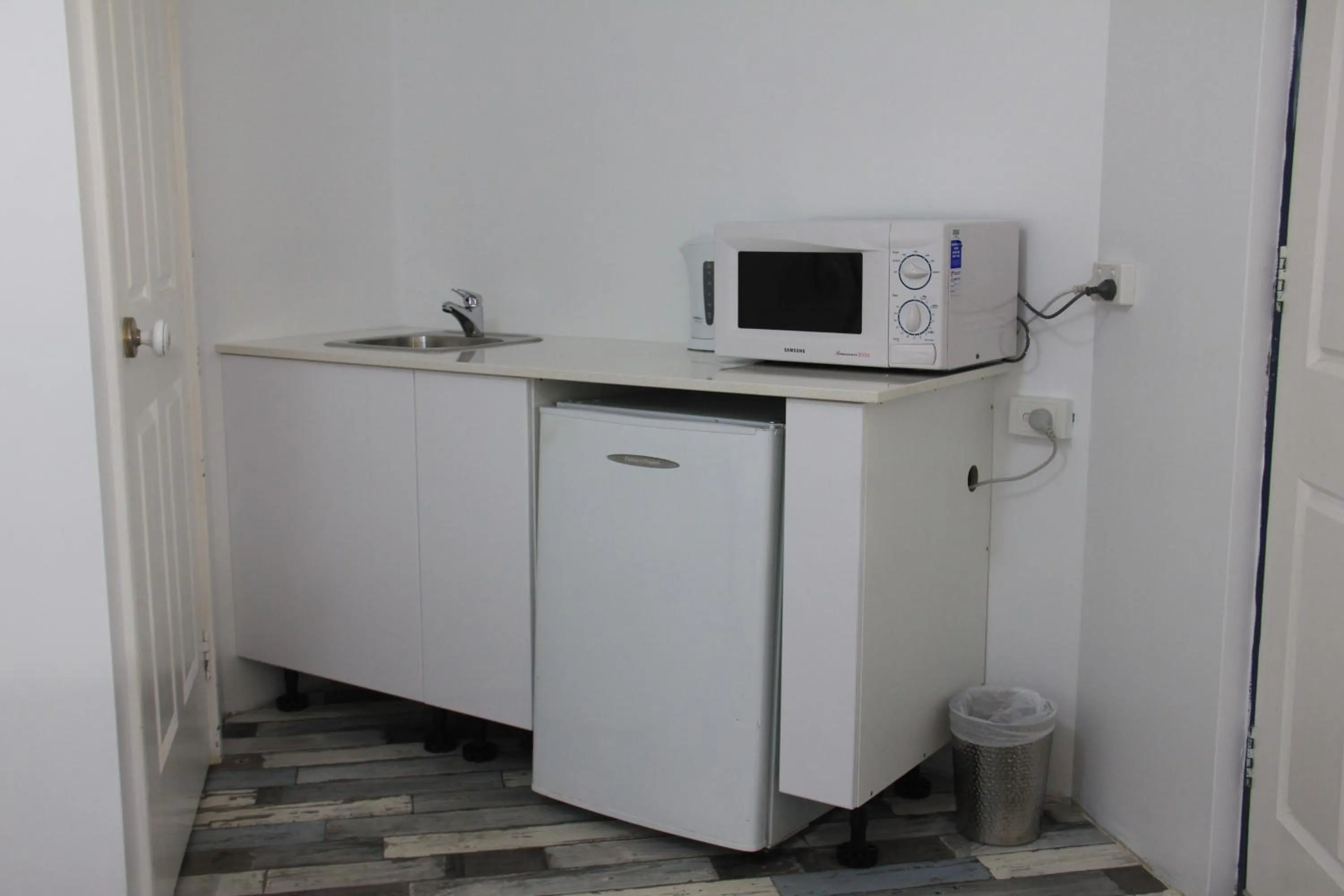 Kitchen or kitchenette in Busselton Ithaca Motel