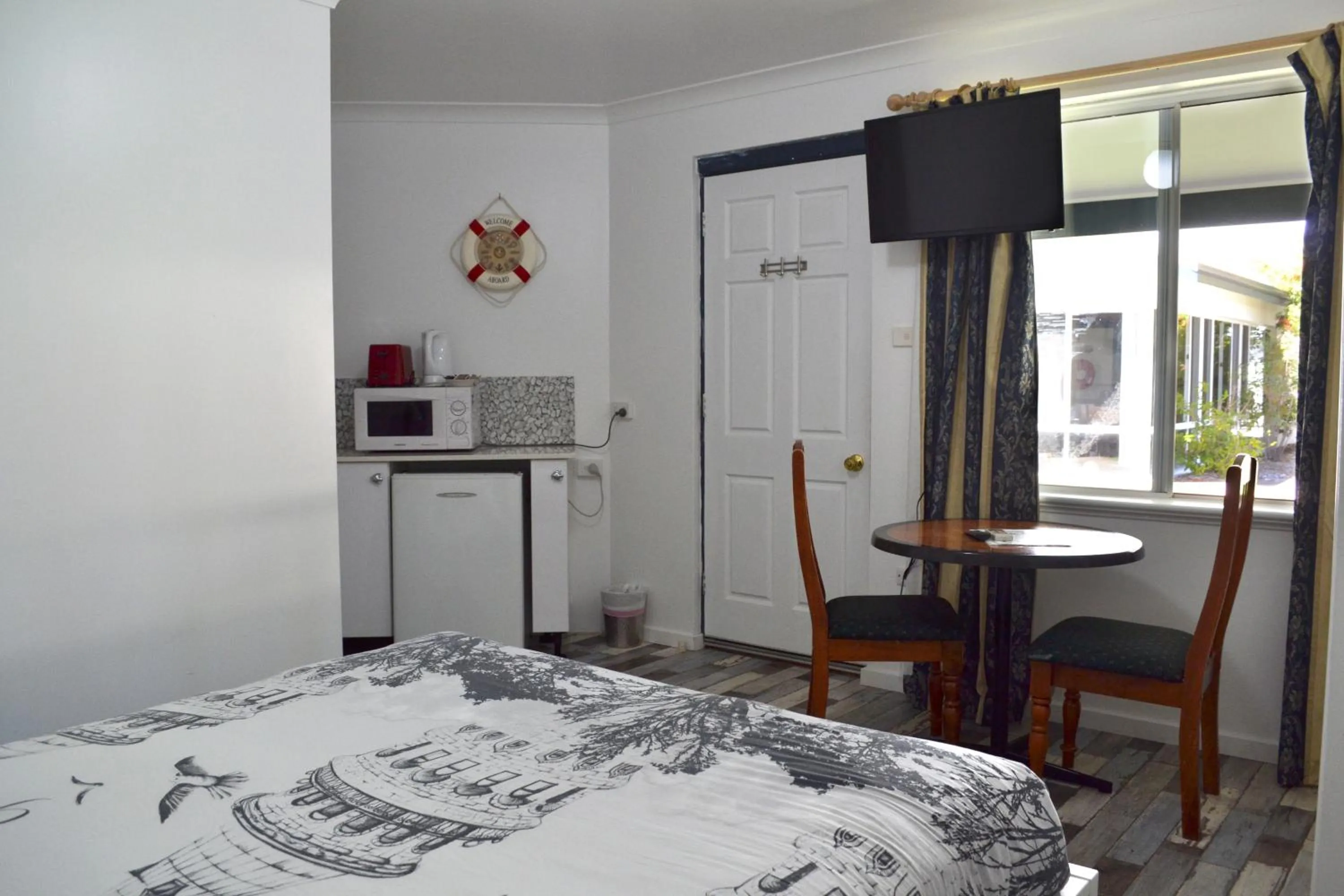 Kitchen or kitchenette, Bed in Busselton Ithaca Motel